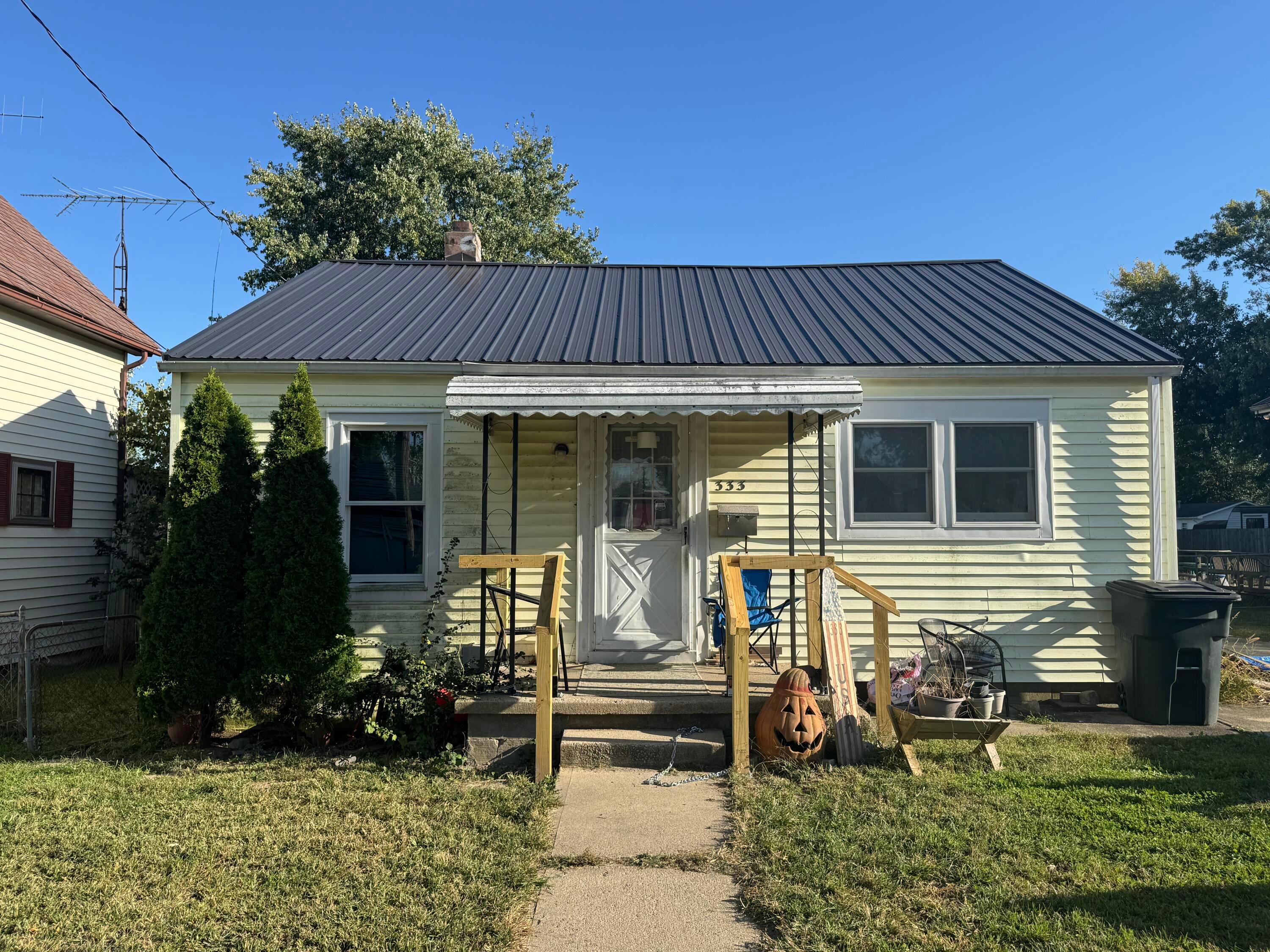 333 W Oak Street — photo