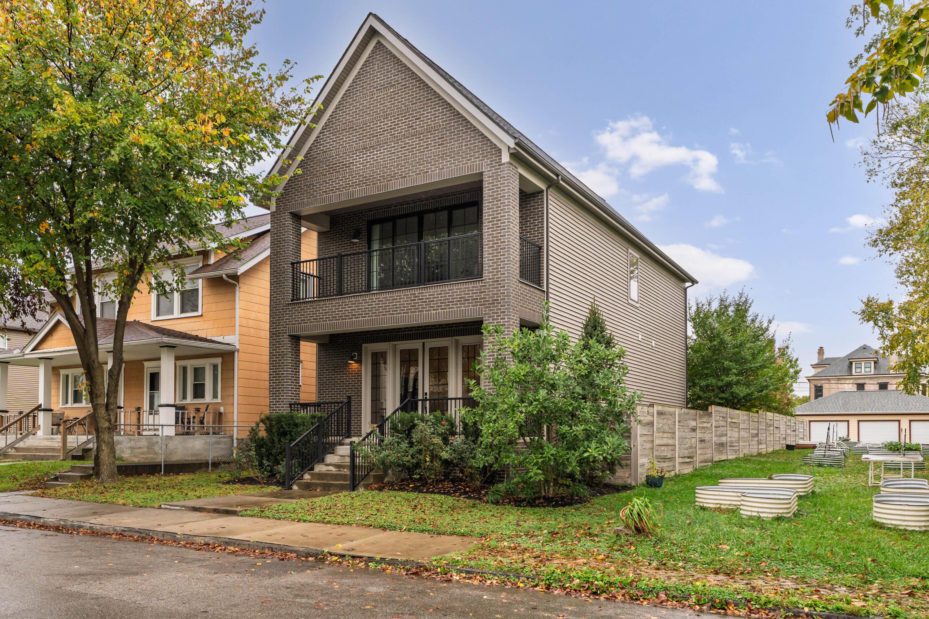 1532 Oak Street — photo