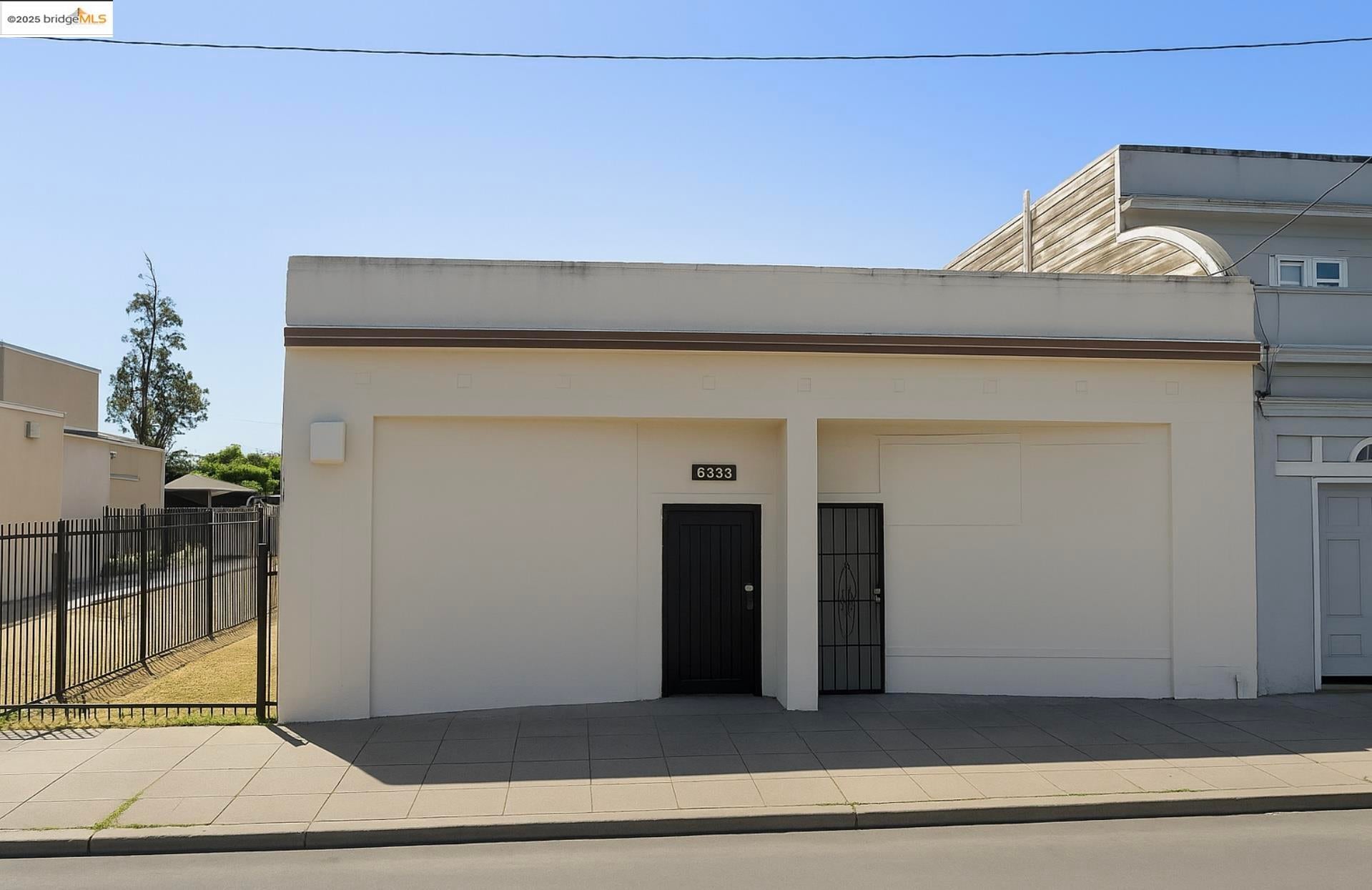 6633 Foothill Blvd — photo