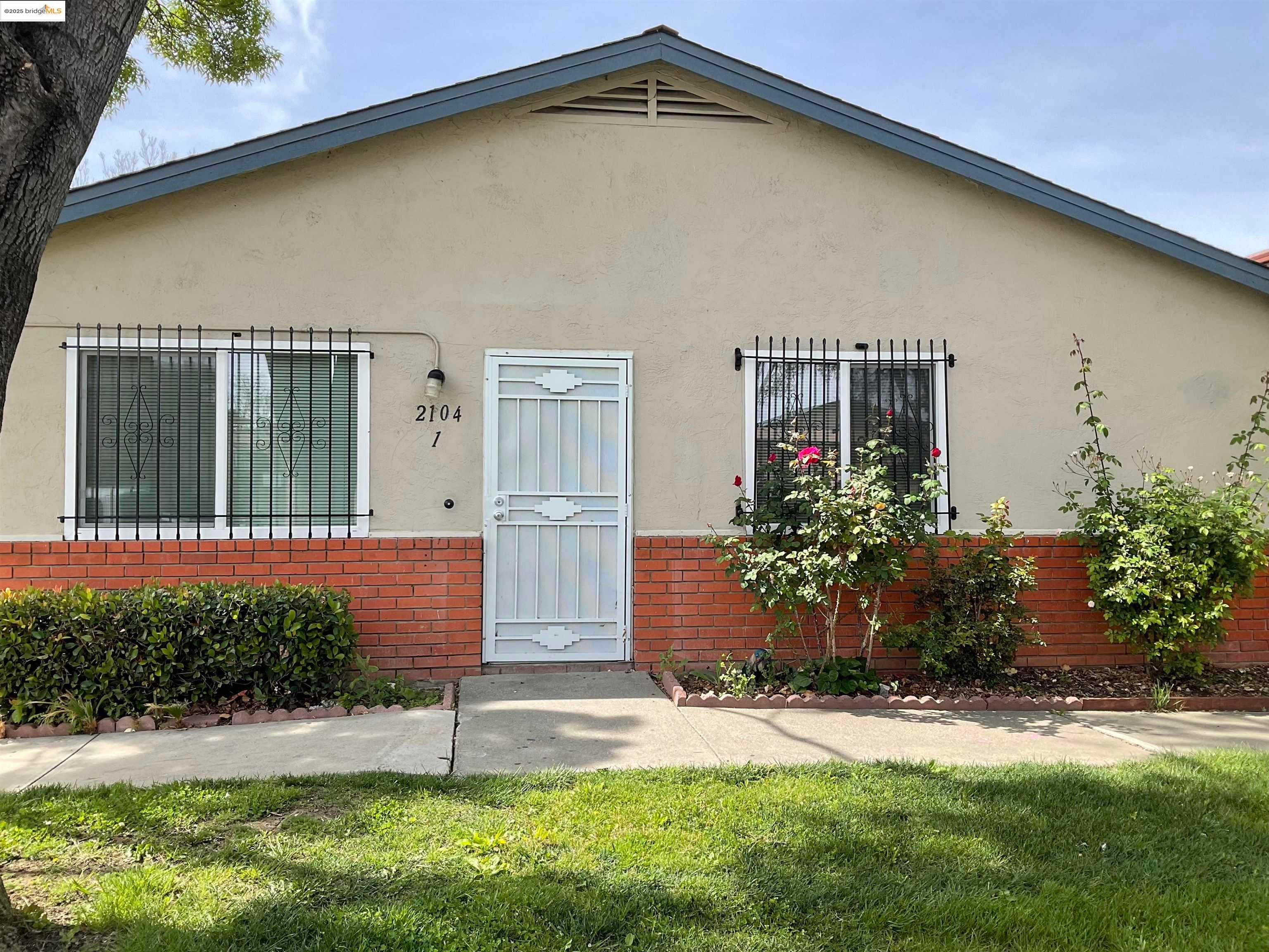 2104 Lemontree Way 1 — photo