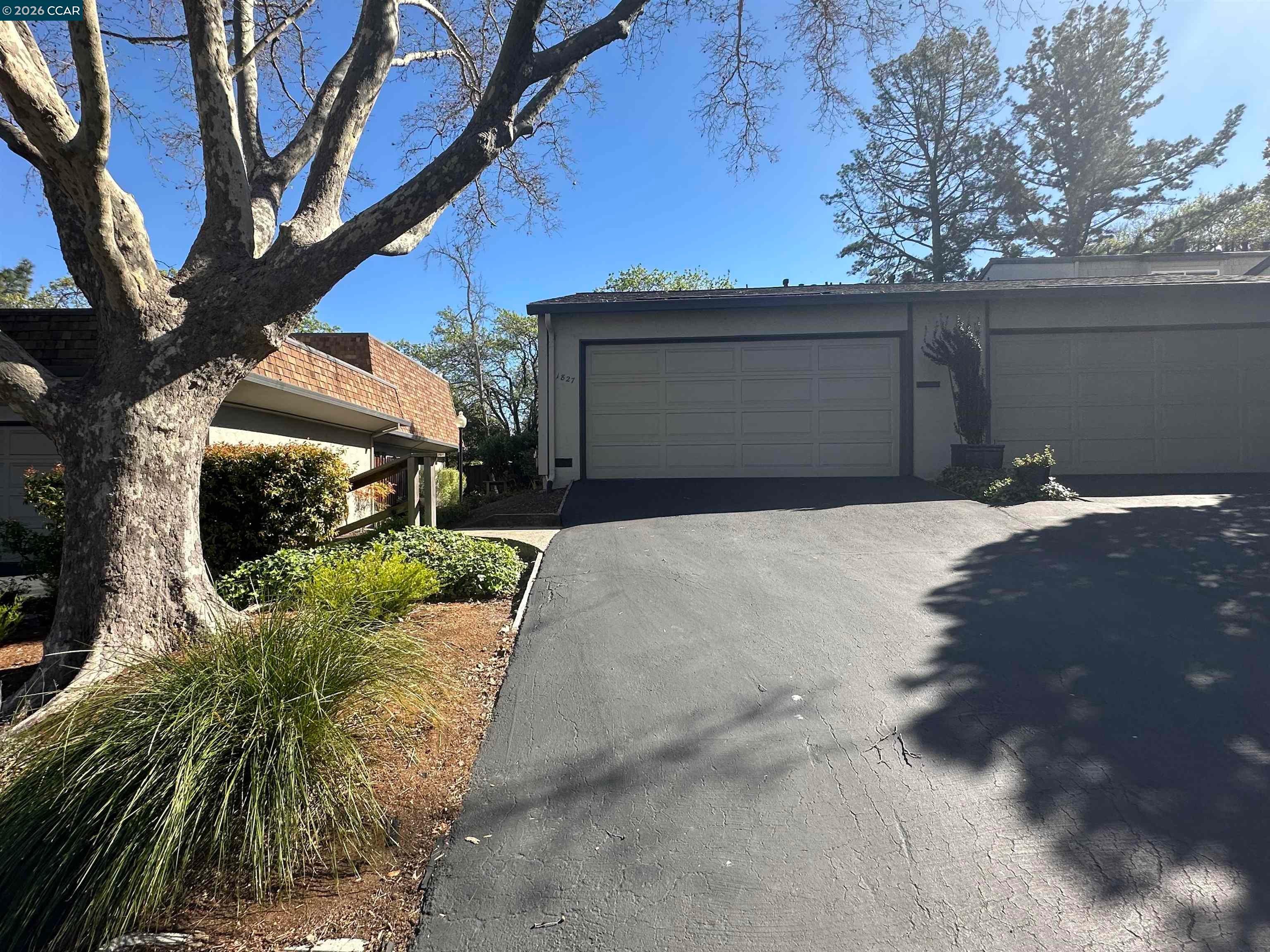 1827 Holland Dr — photo