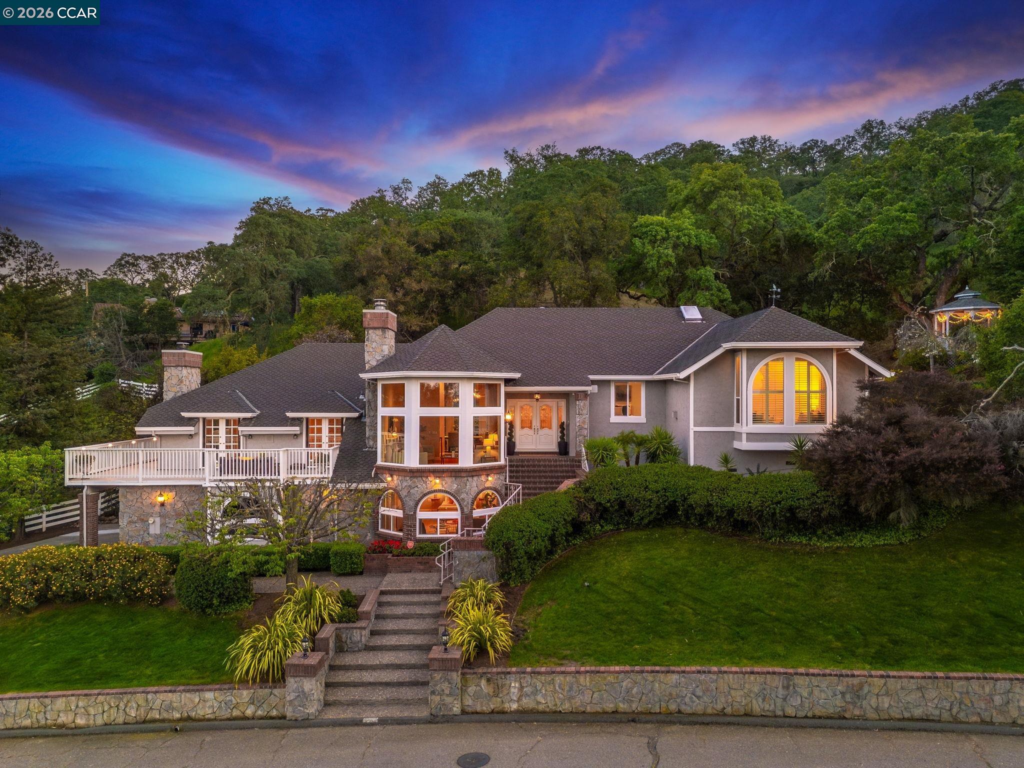 725 Castle Rock Rd — photo