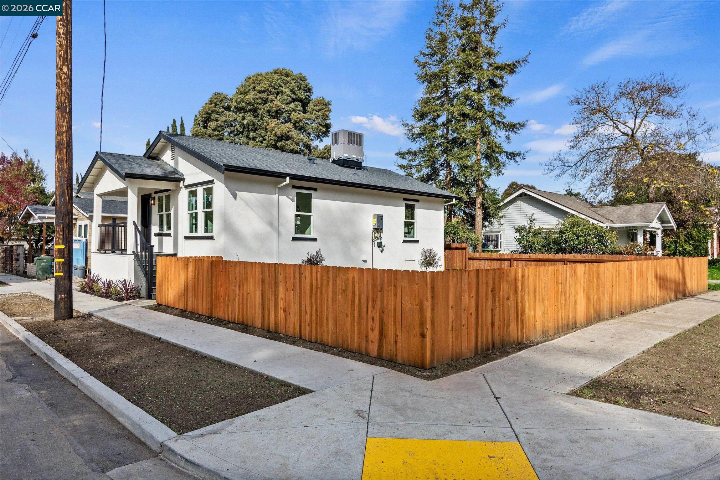 2027 Castro St — photo