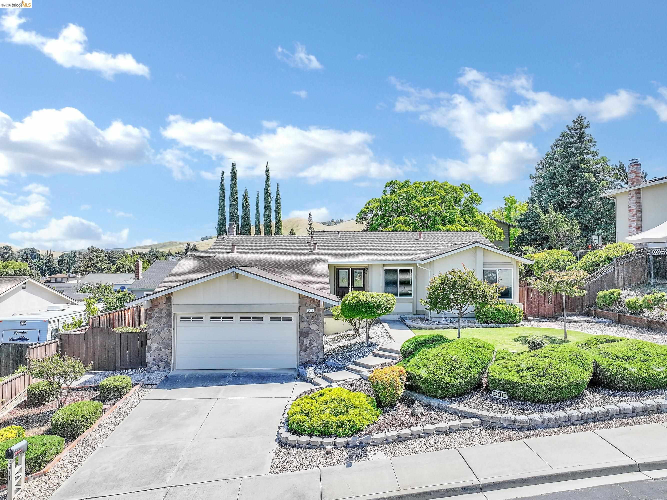 2411 Los Prados Way — photo