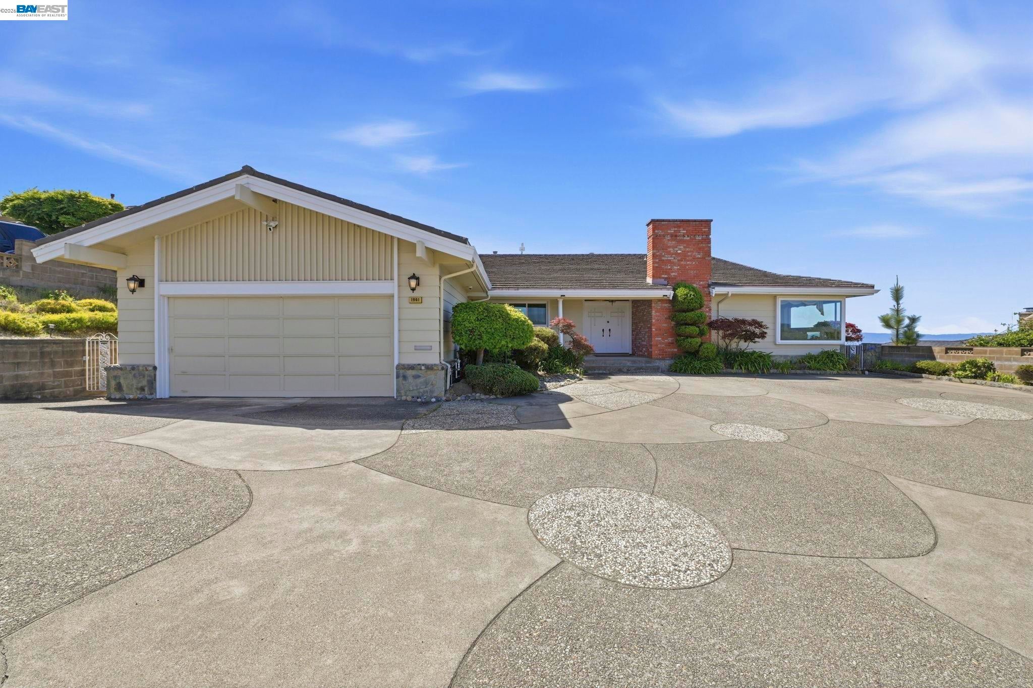 1961 Marineview Dr — photo