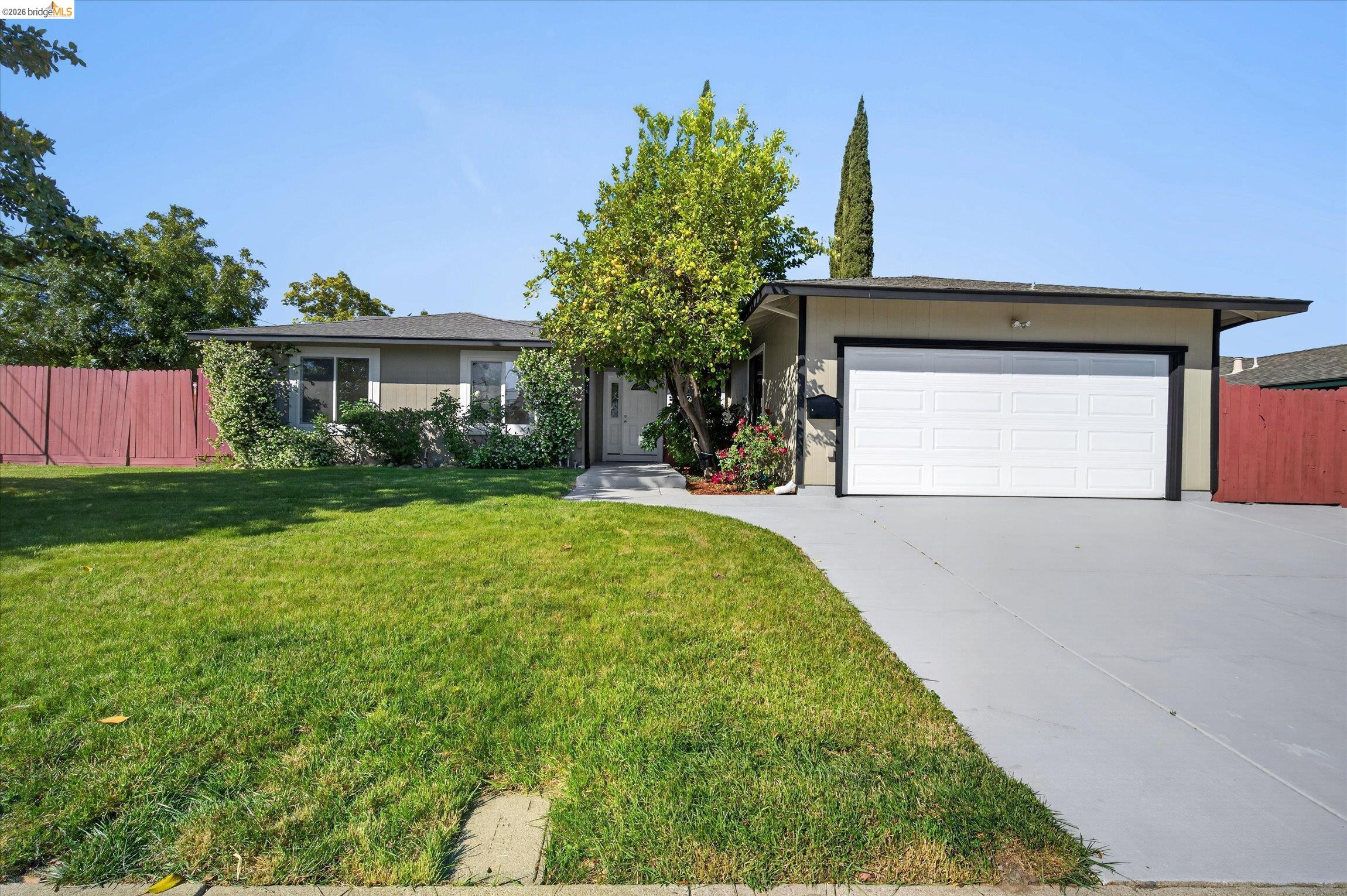 901 Helix Dr — photo