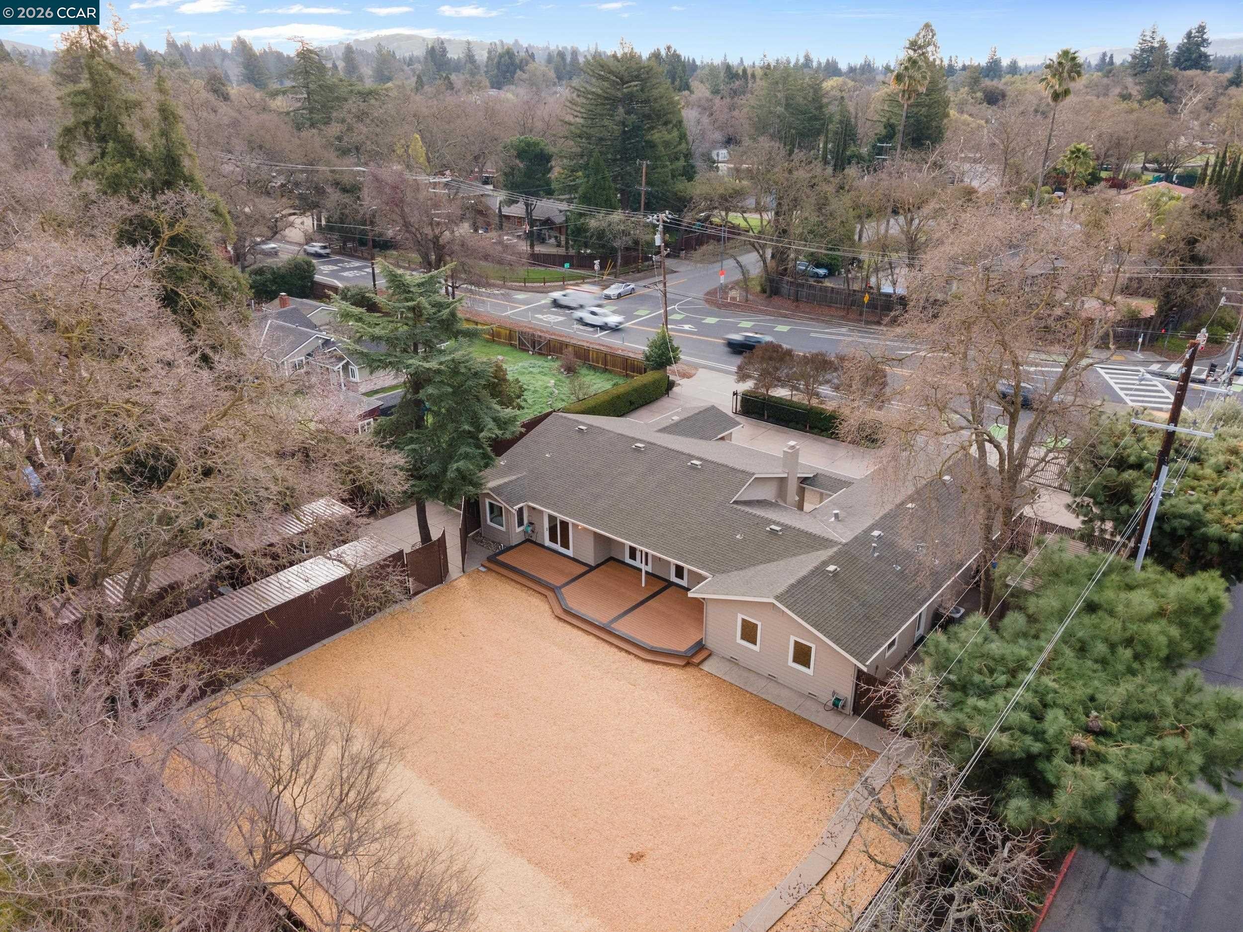484 Diablo Rd — photo