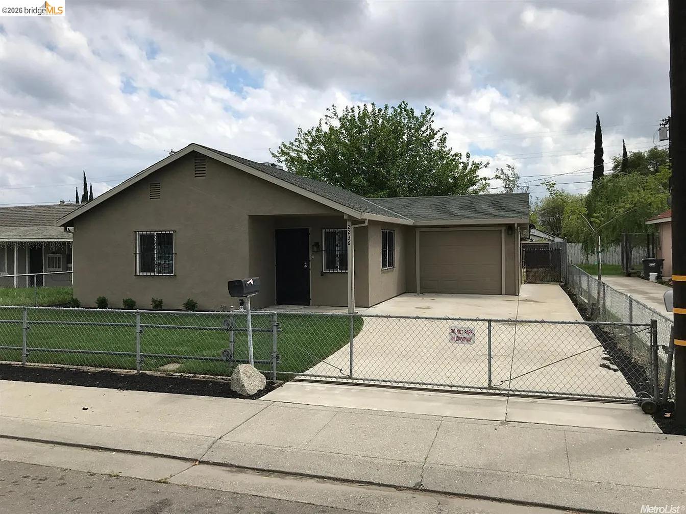 2236 E Stadium Dr — photo