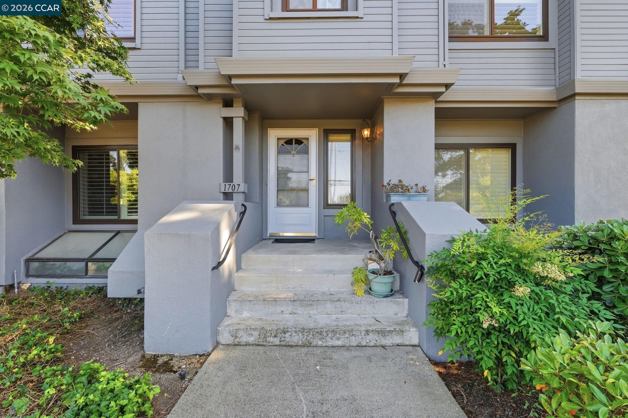 1707 Geary Rd — photo