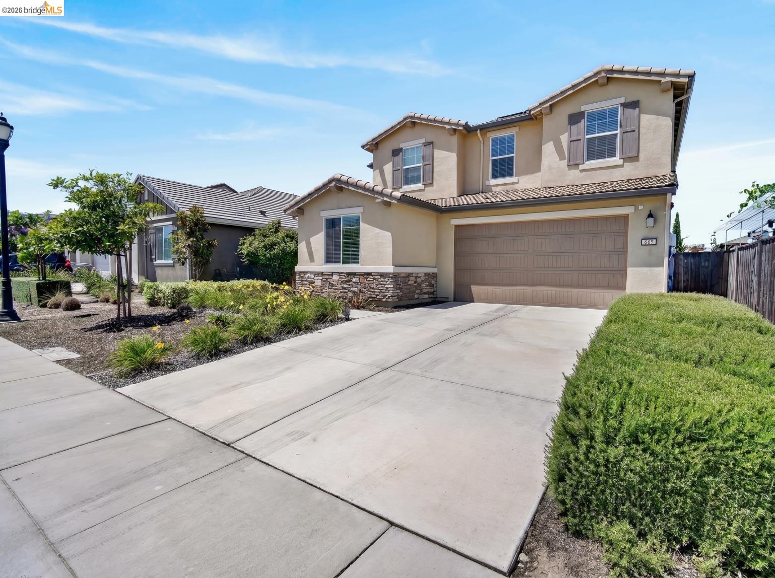 669 Longmont Dr — photo