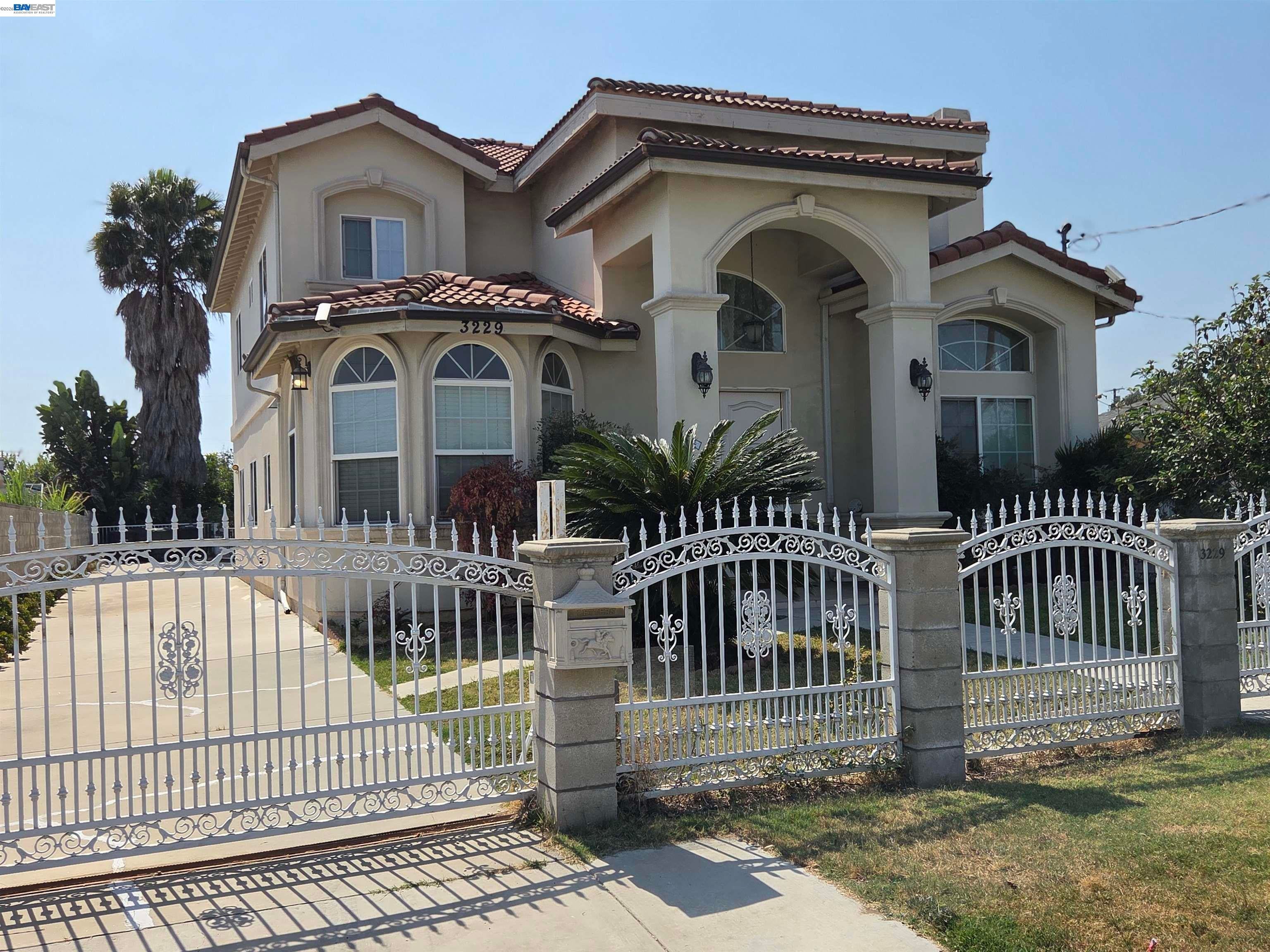 3229 Angelus Ave — photo
