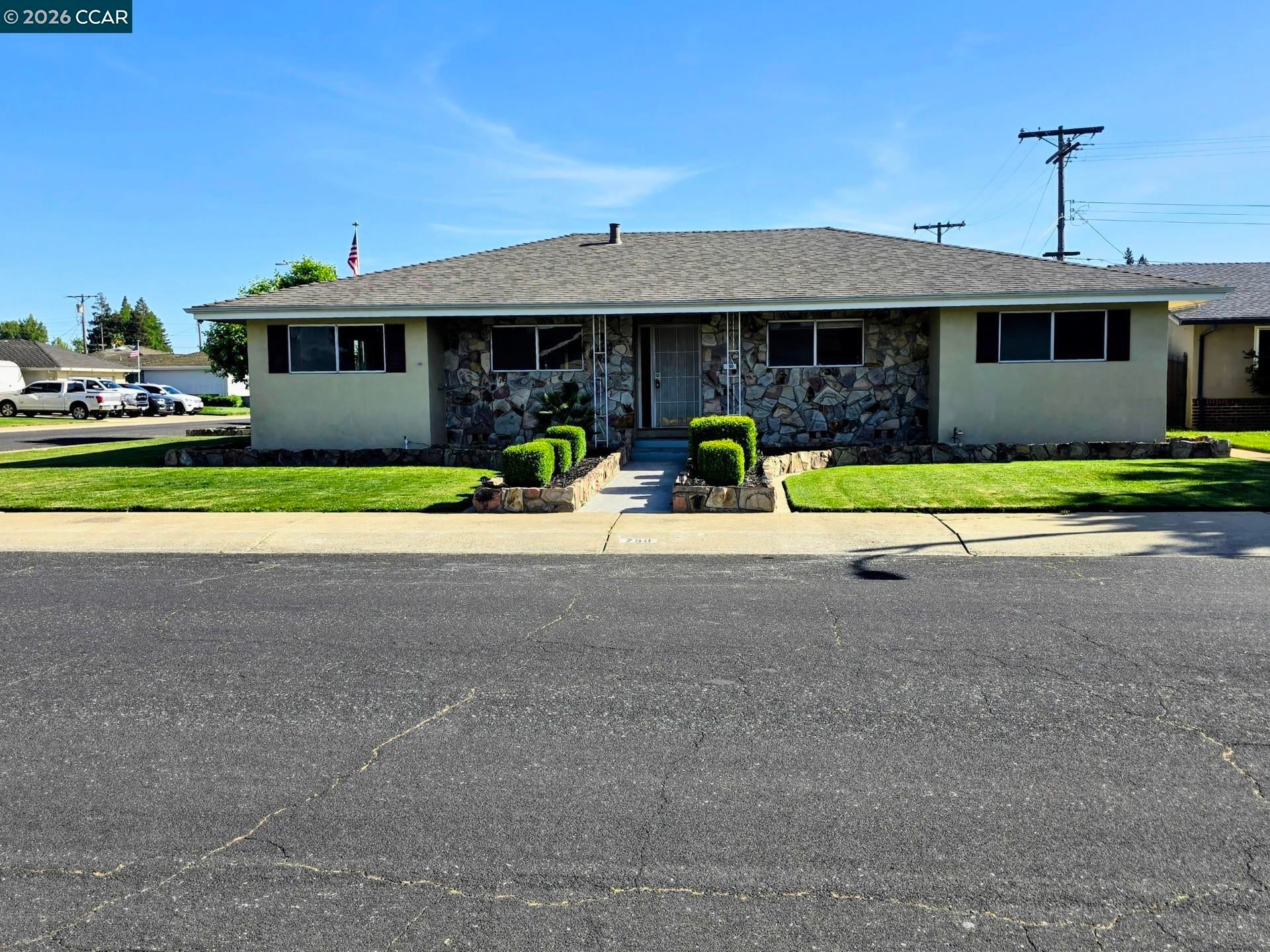 750 Greenwood Dr — photo