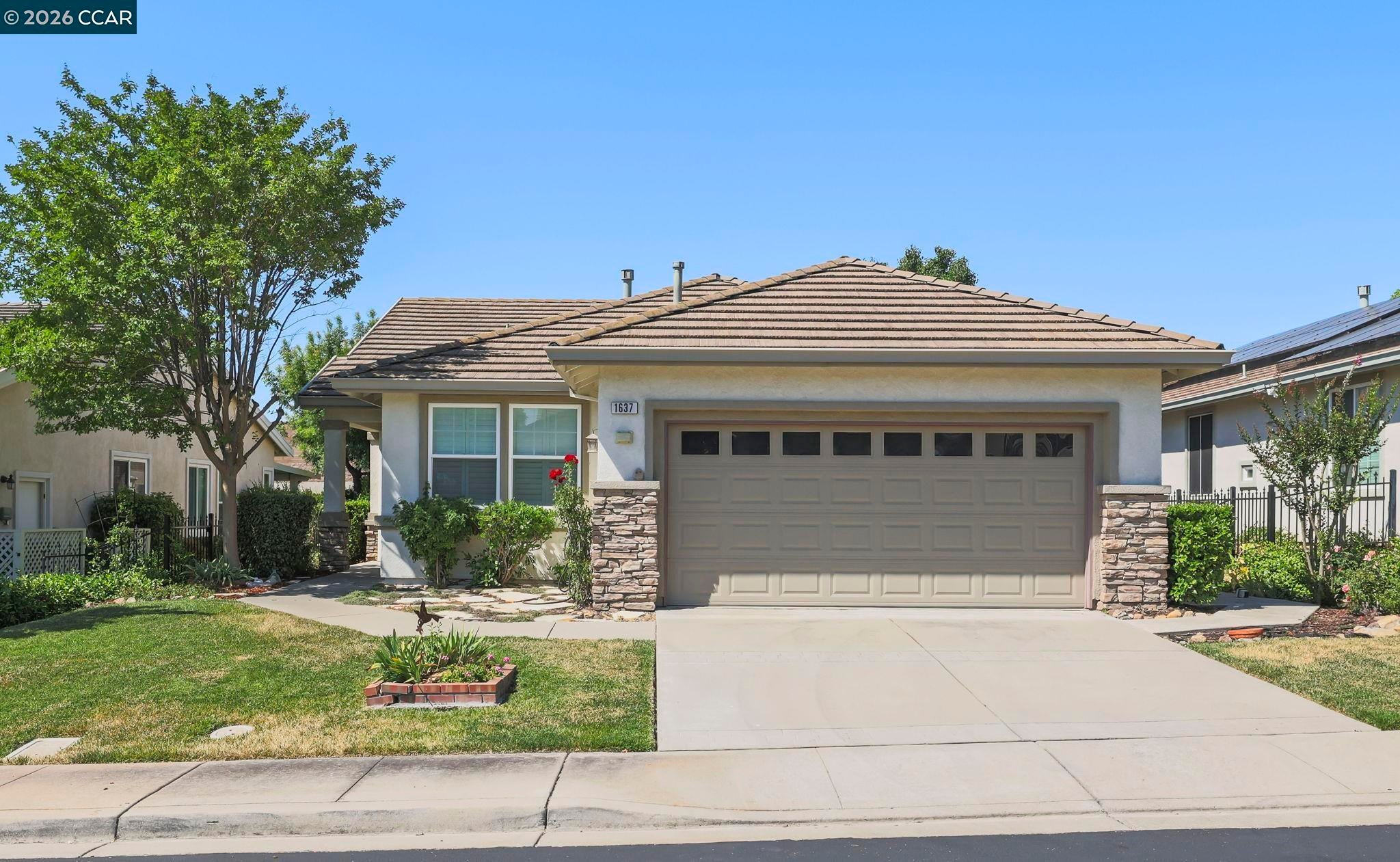 1637 Regent Dr — photo