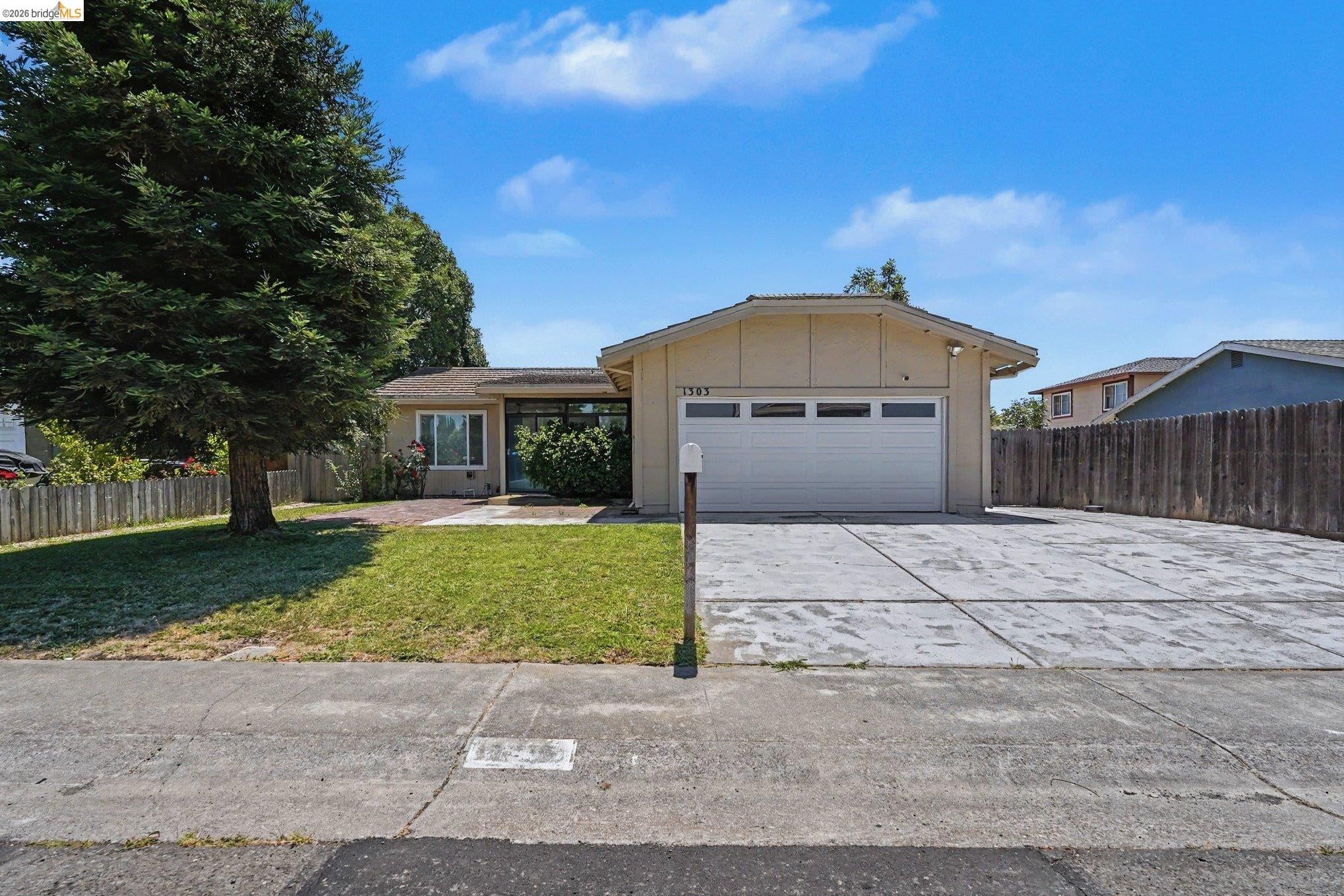 1303 Crane Dr — photo