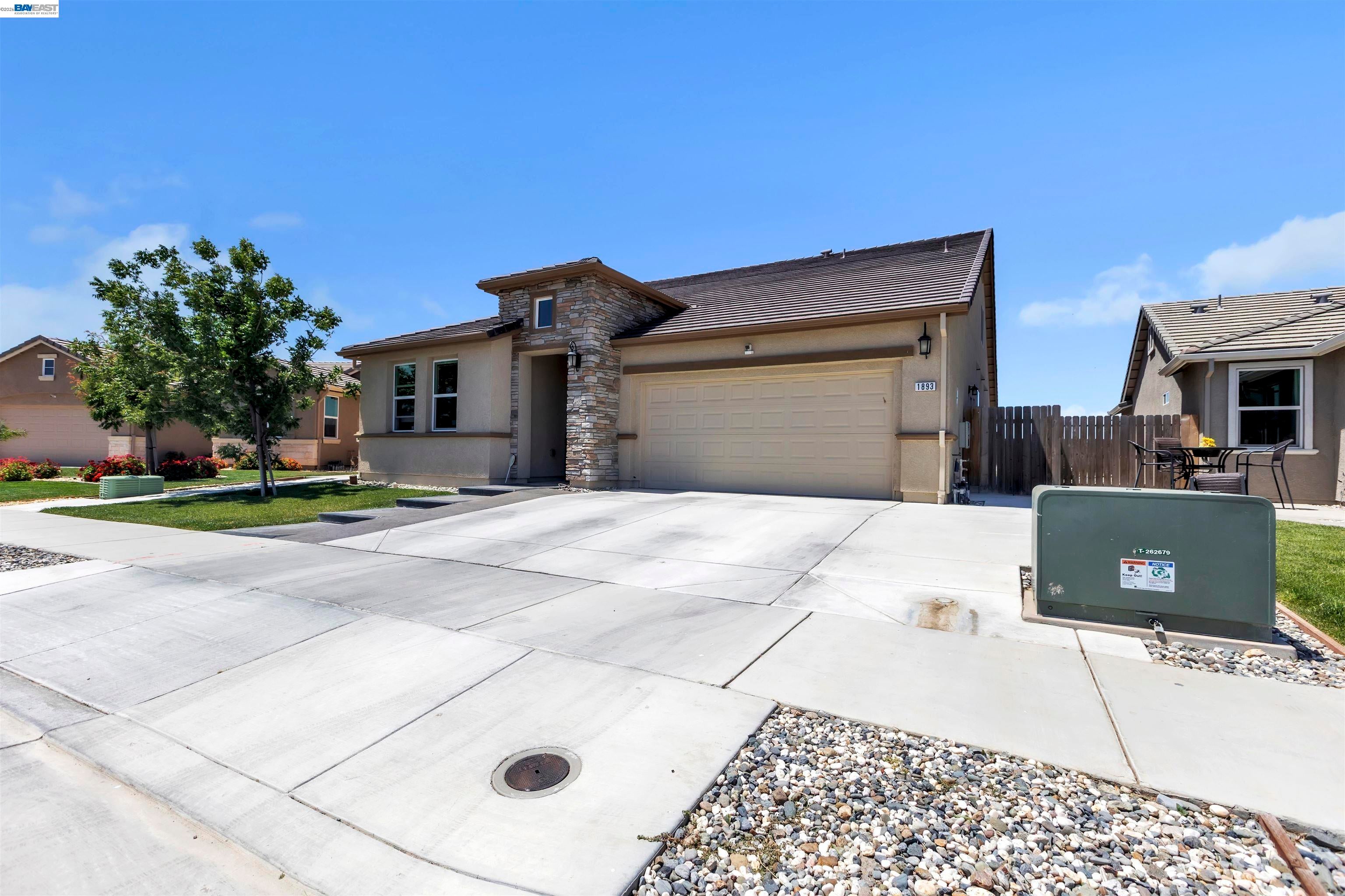 1893 Summit Dr — photo