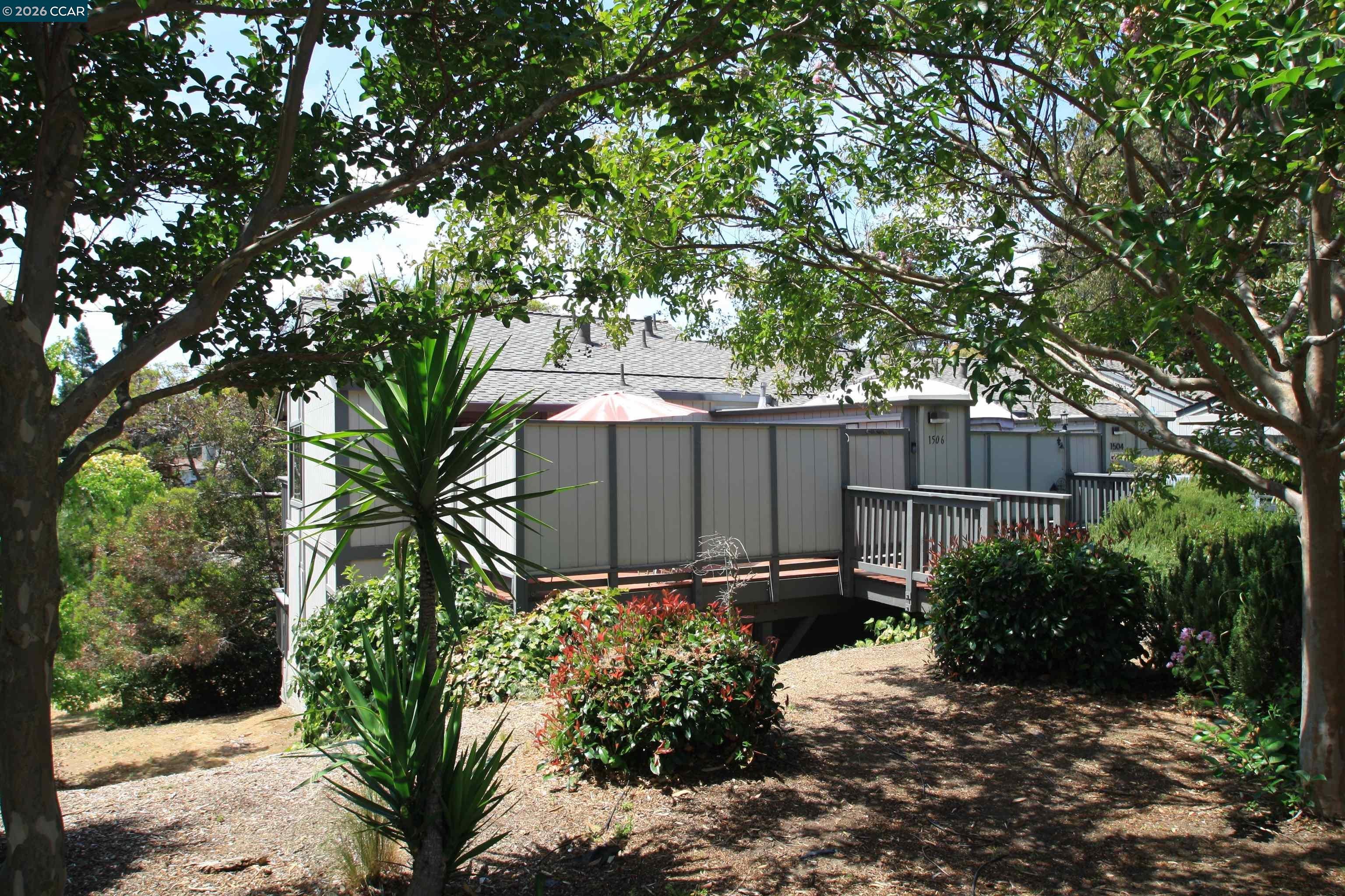 1506 Ashwood Dr — photo