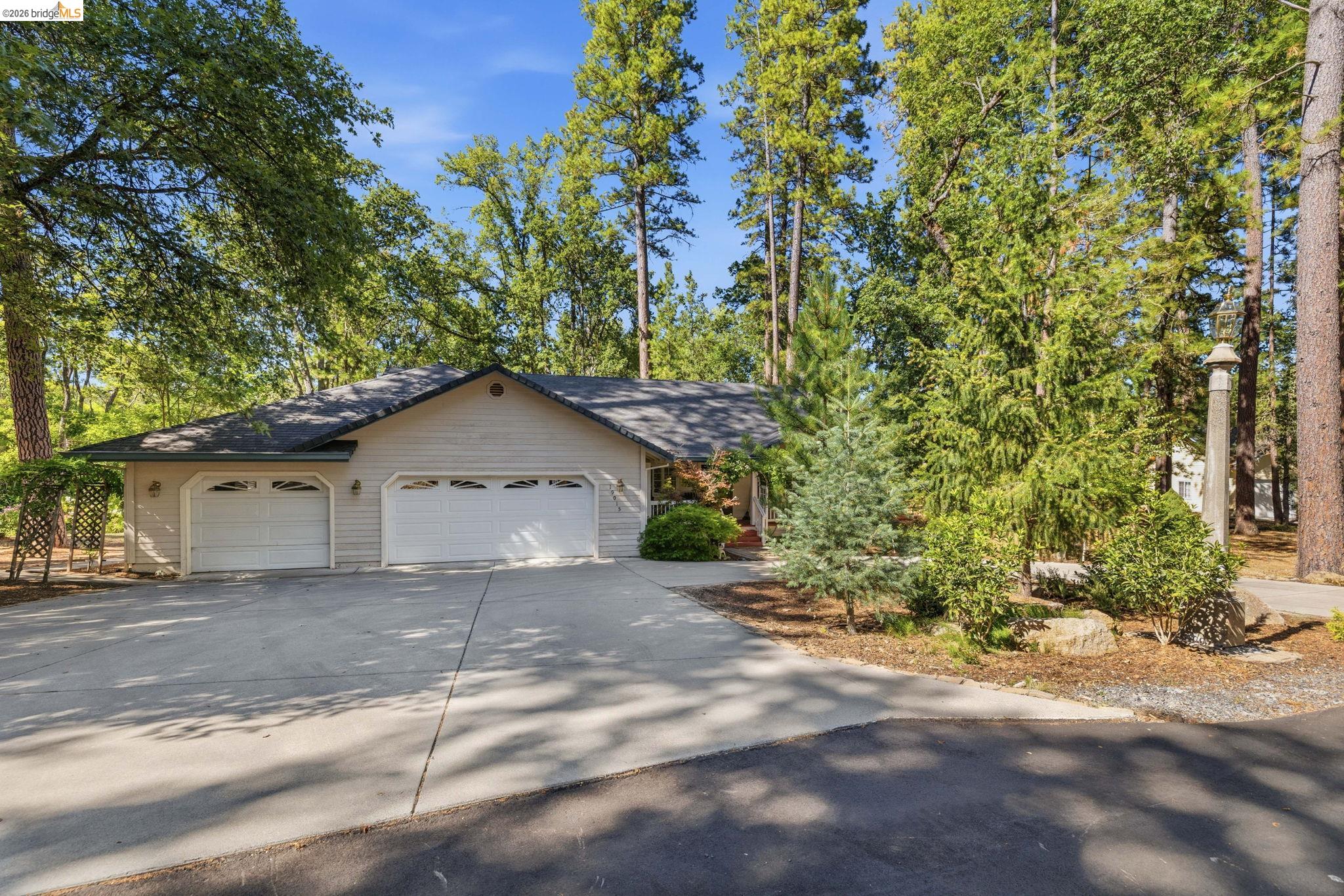 19015 Apple Valley Dr — photo