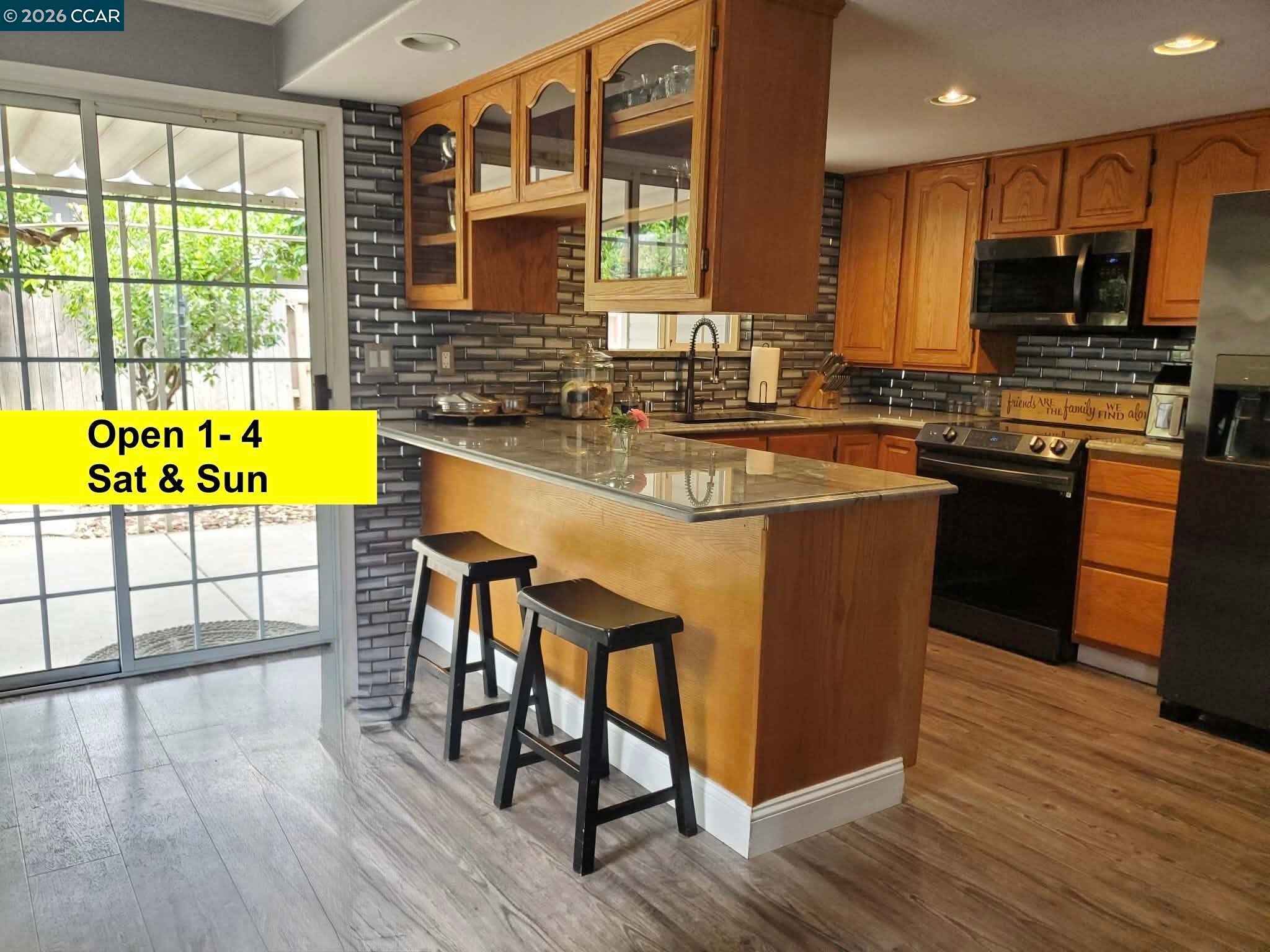 552 Redwood Dr — photo