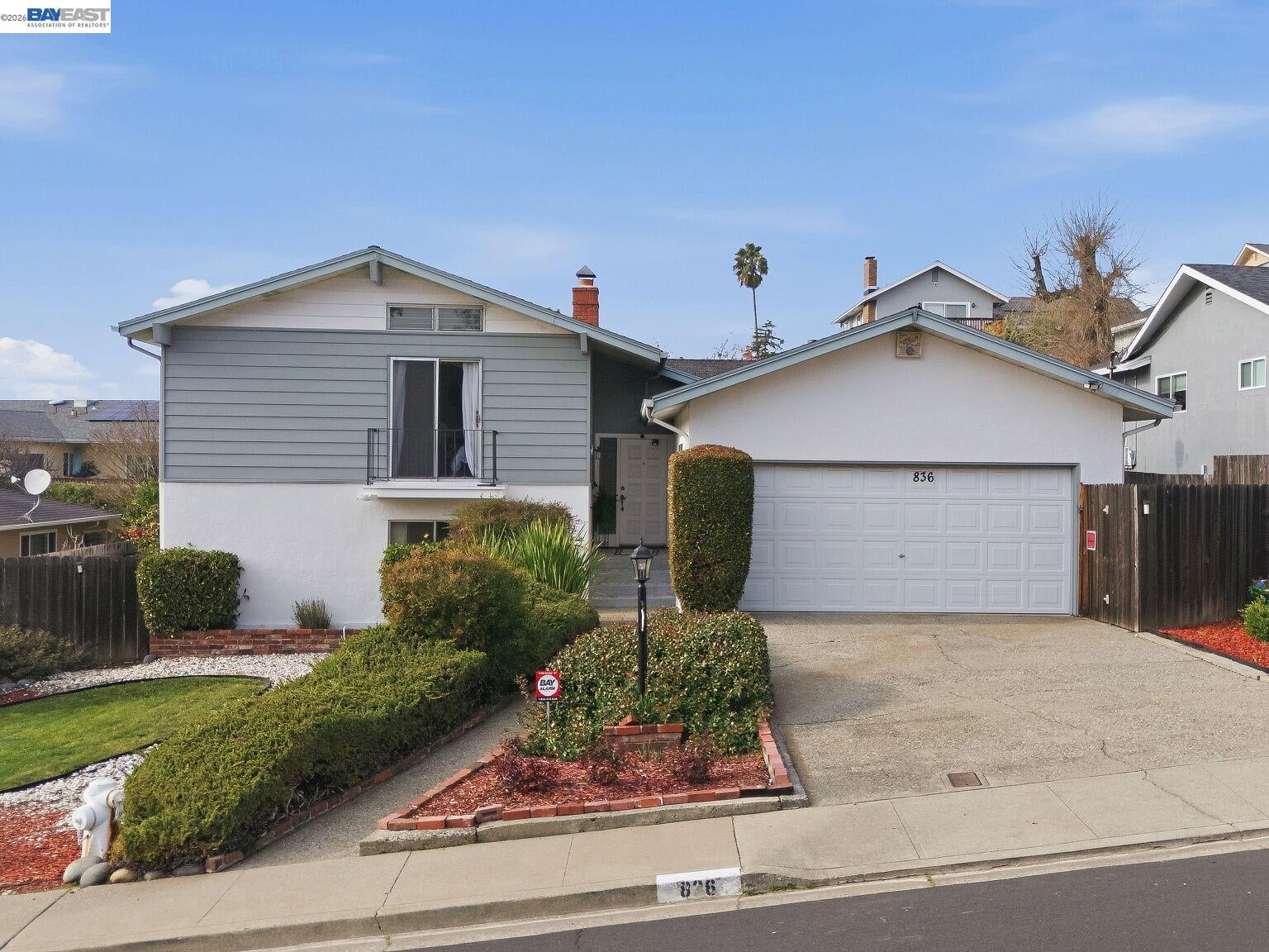 836 Hawthorne Dr — photo