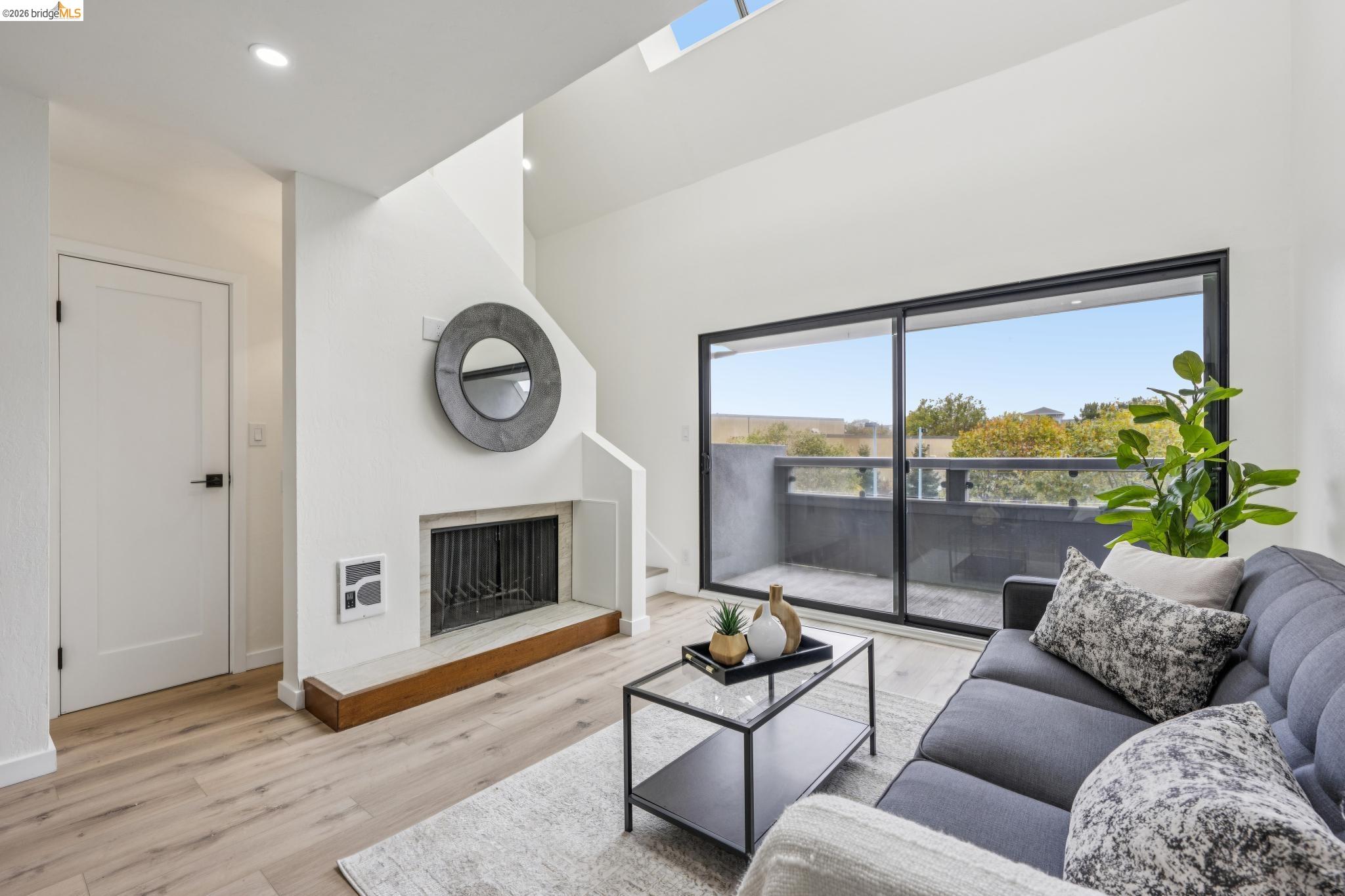 7 Embarcadero West 207 — photo