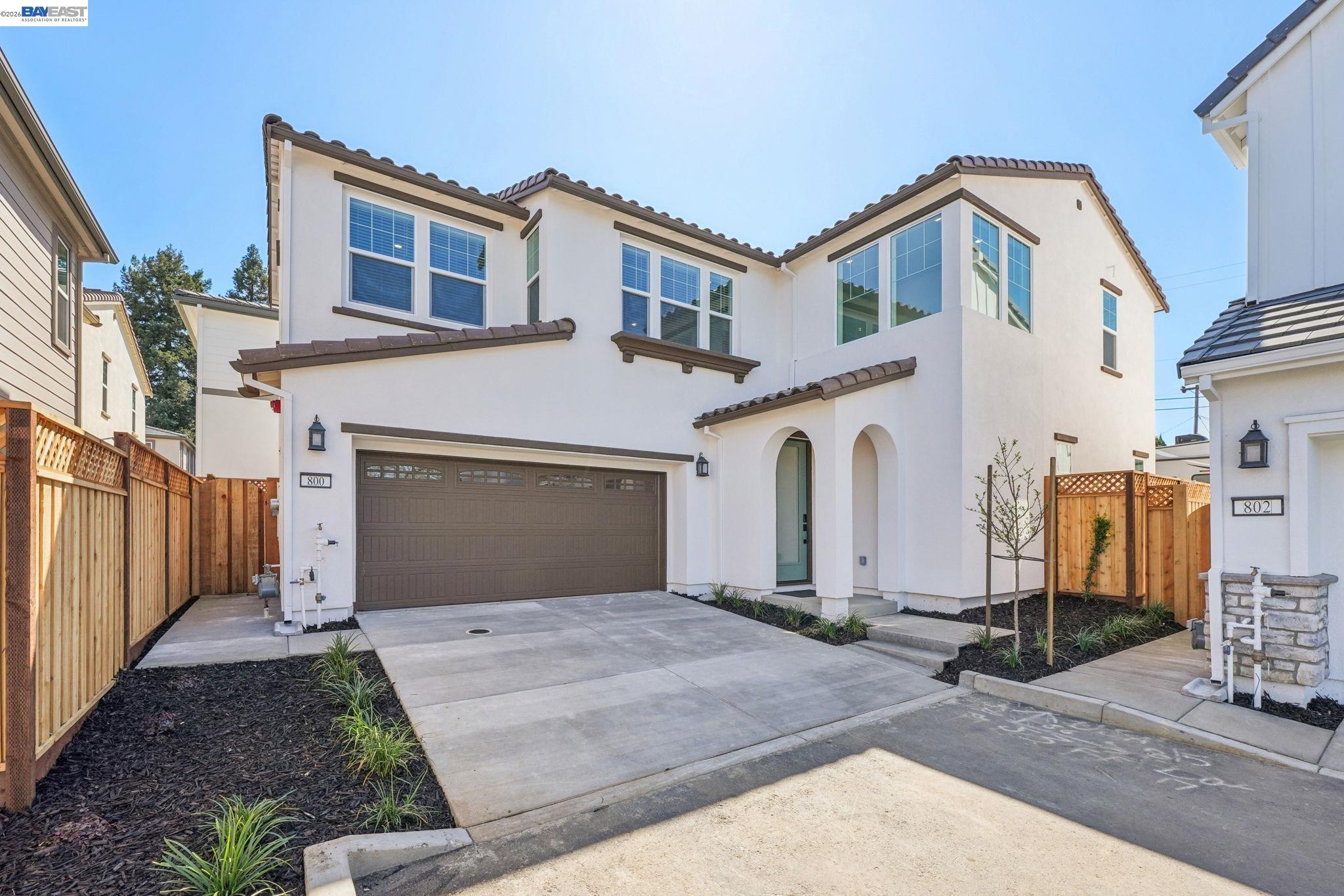 800 Abigail — photo