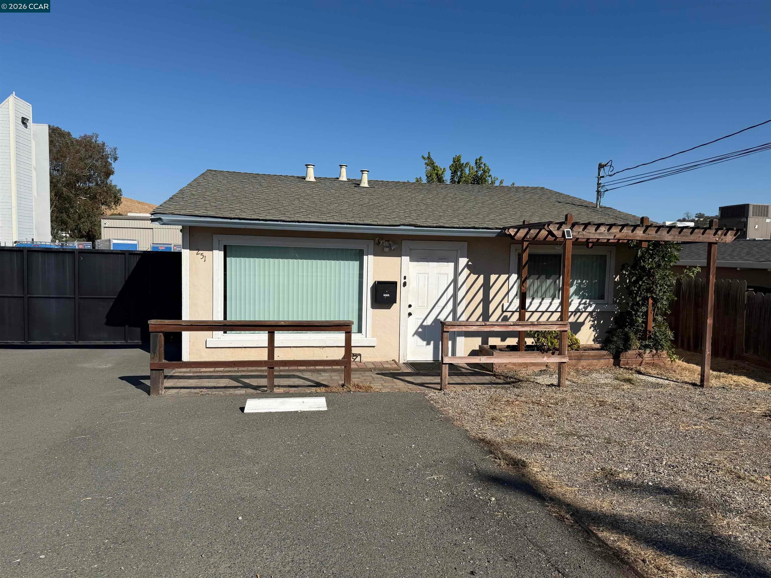 251 Arthur Rd — photo