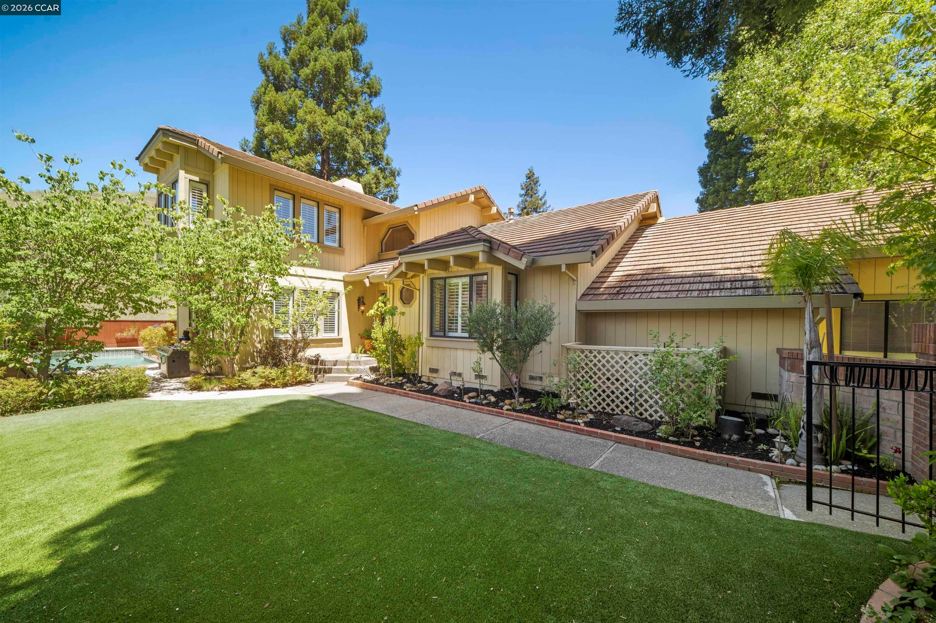 951 Redwood Dr — photo