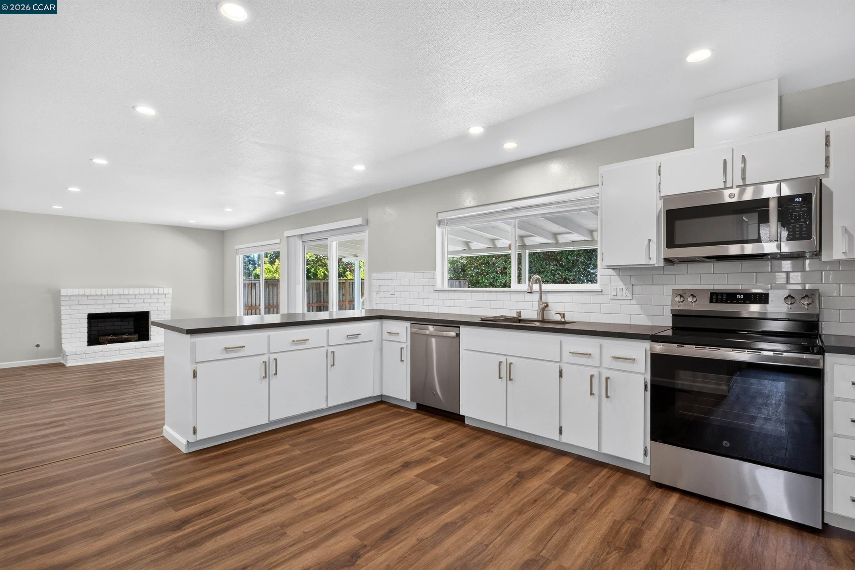 121 Violet Rd, Hercules, CA 94547 — photo 2