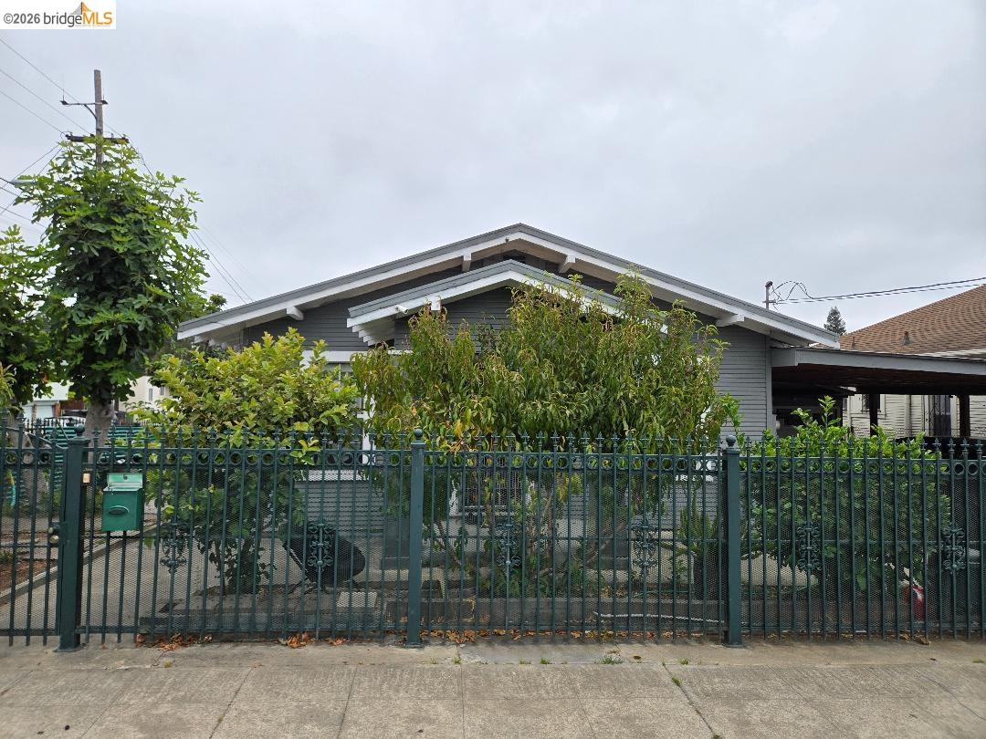 2840 22nd Ave — photo