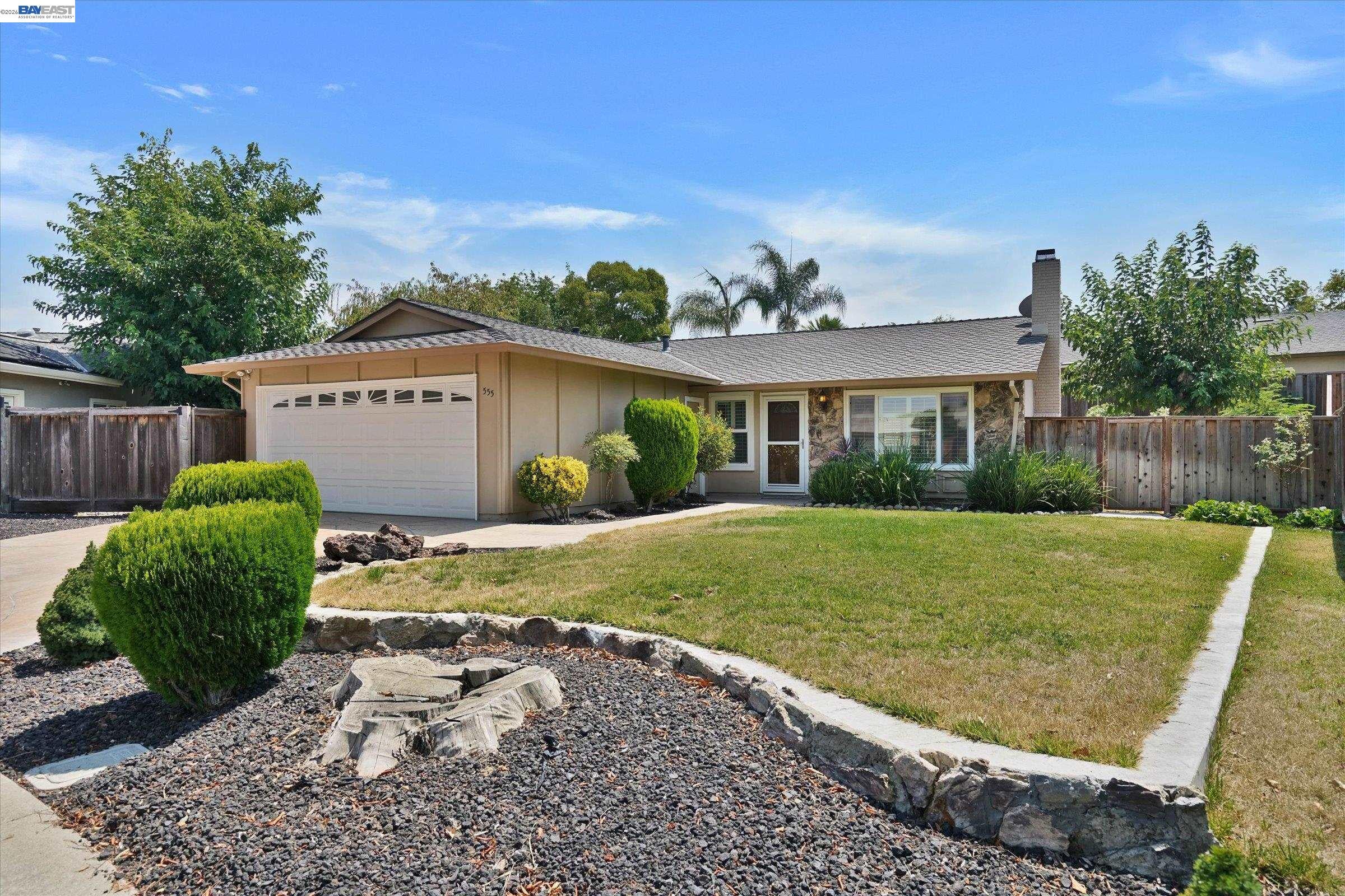 555 Teal Ct — photo