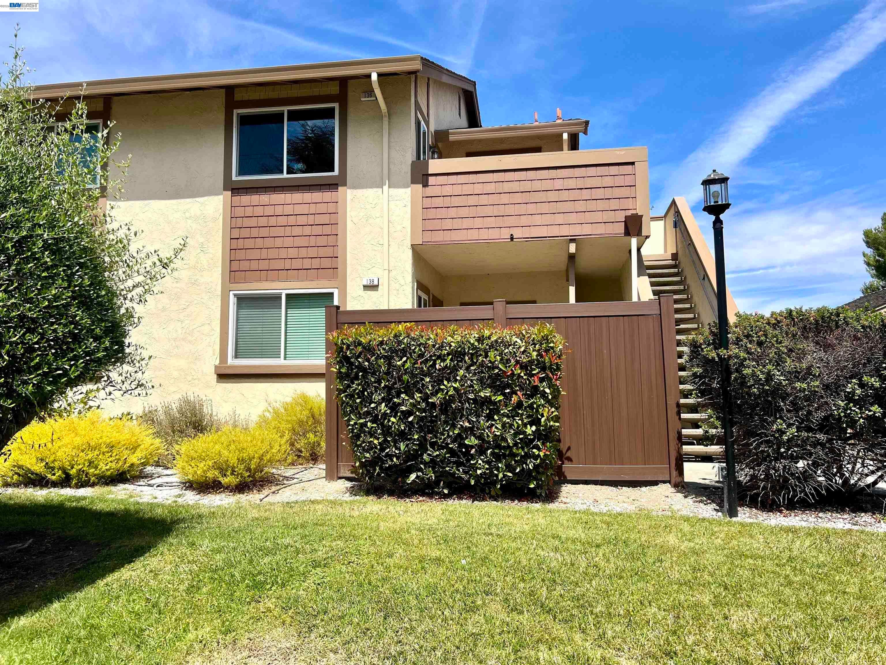 136 Hackamore Ln — photo
