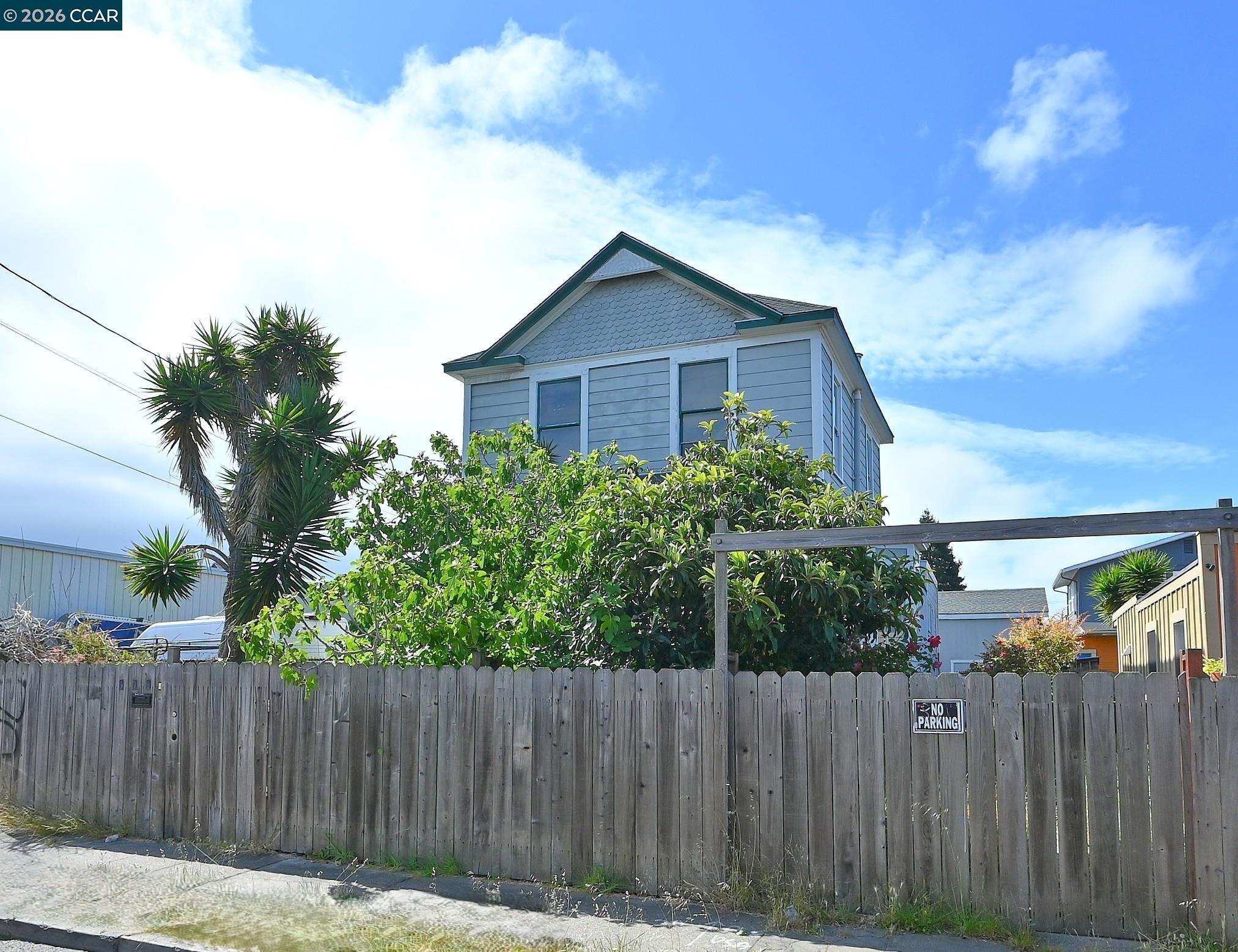 979 Grace Ave — photo