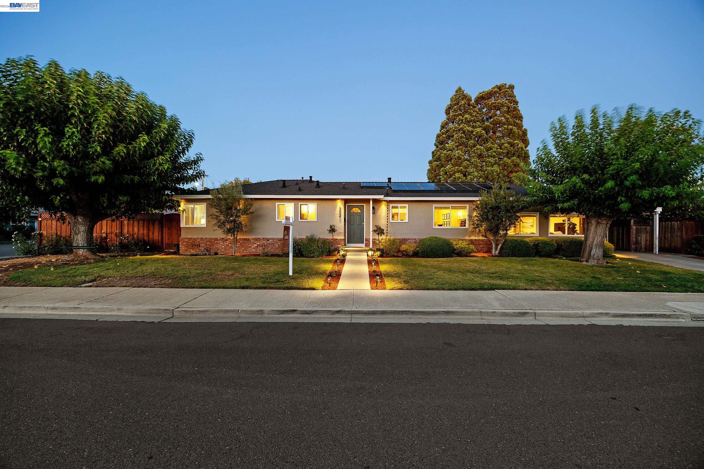 352 Cambridge Way — photo