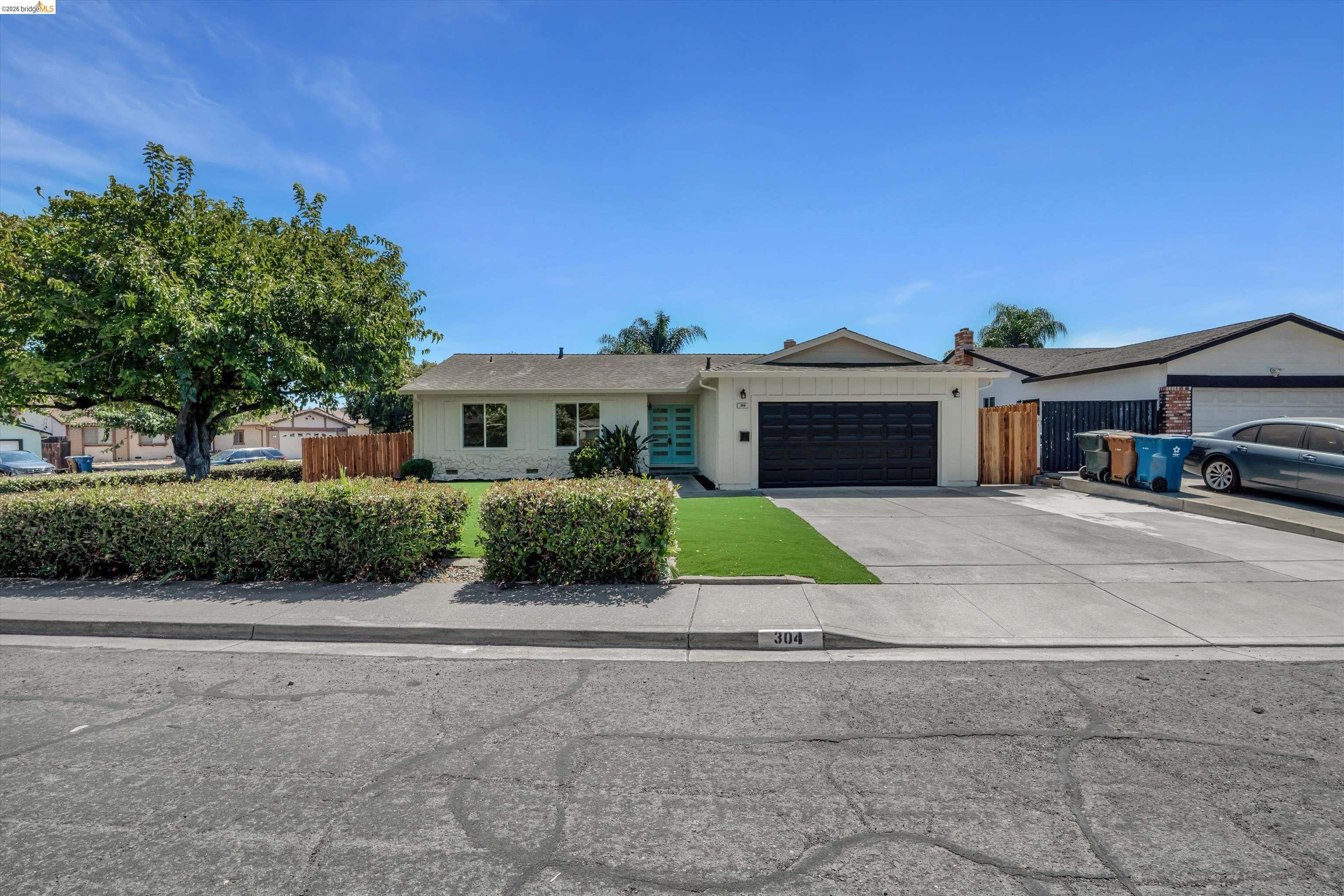 304 Huntington Dr — photo