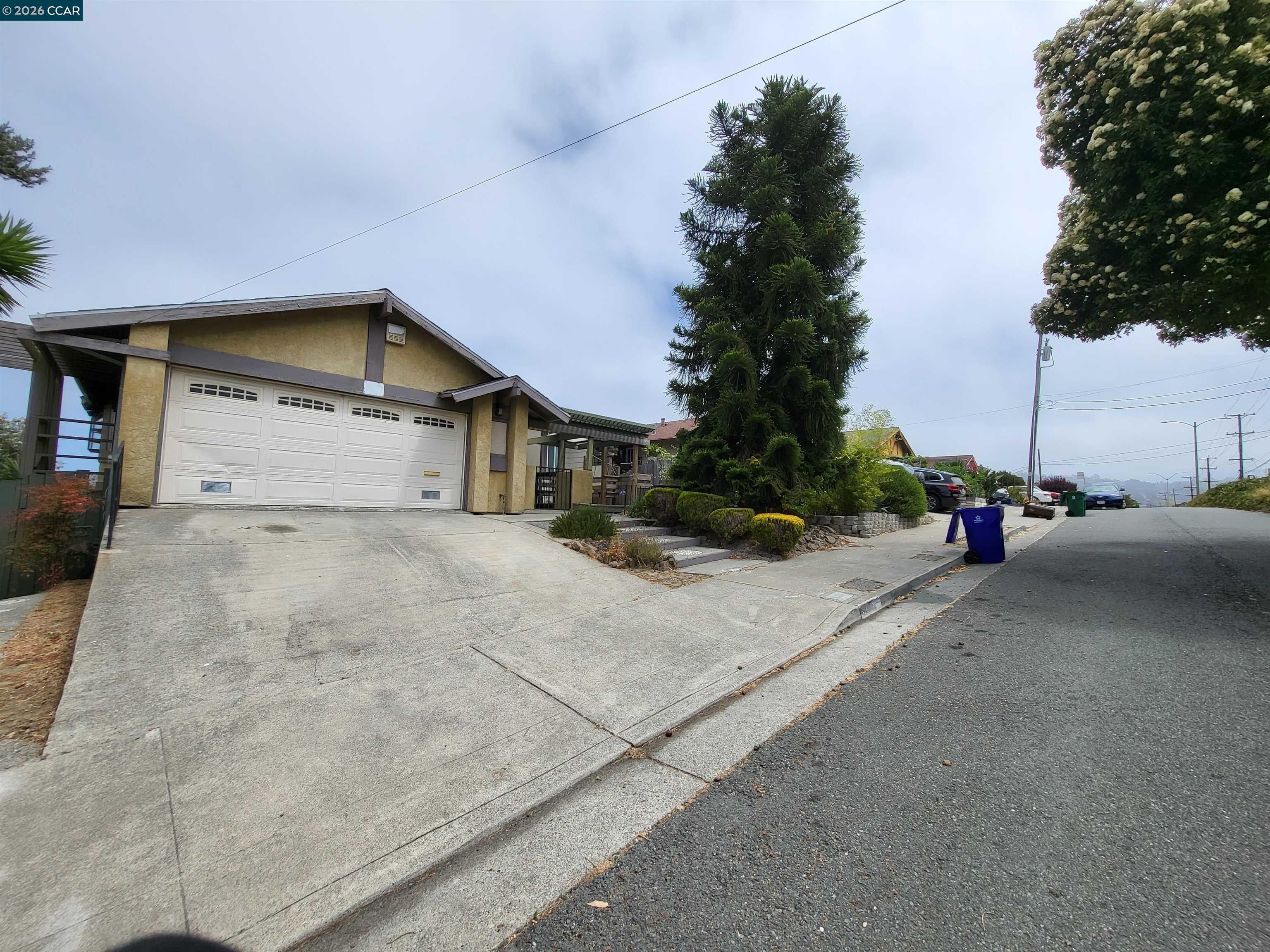 5215 Bayview Ave — photo
