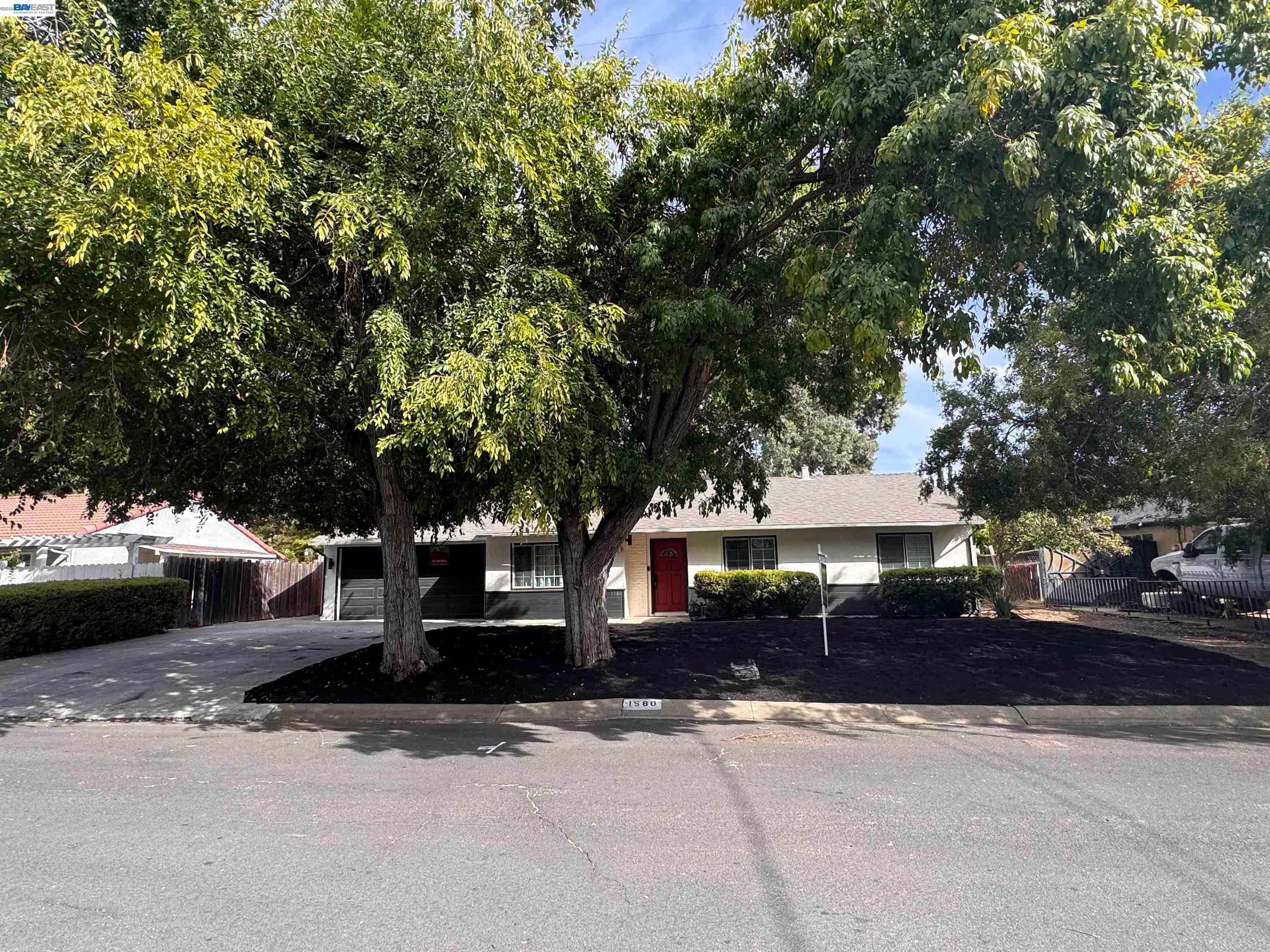 1580 Placer Dr — photo