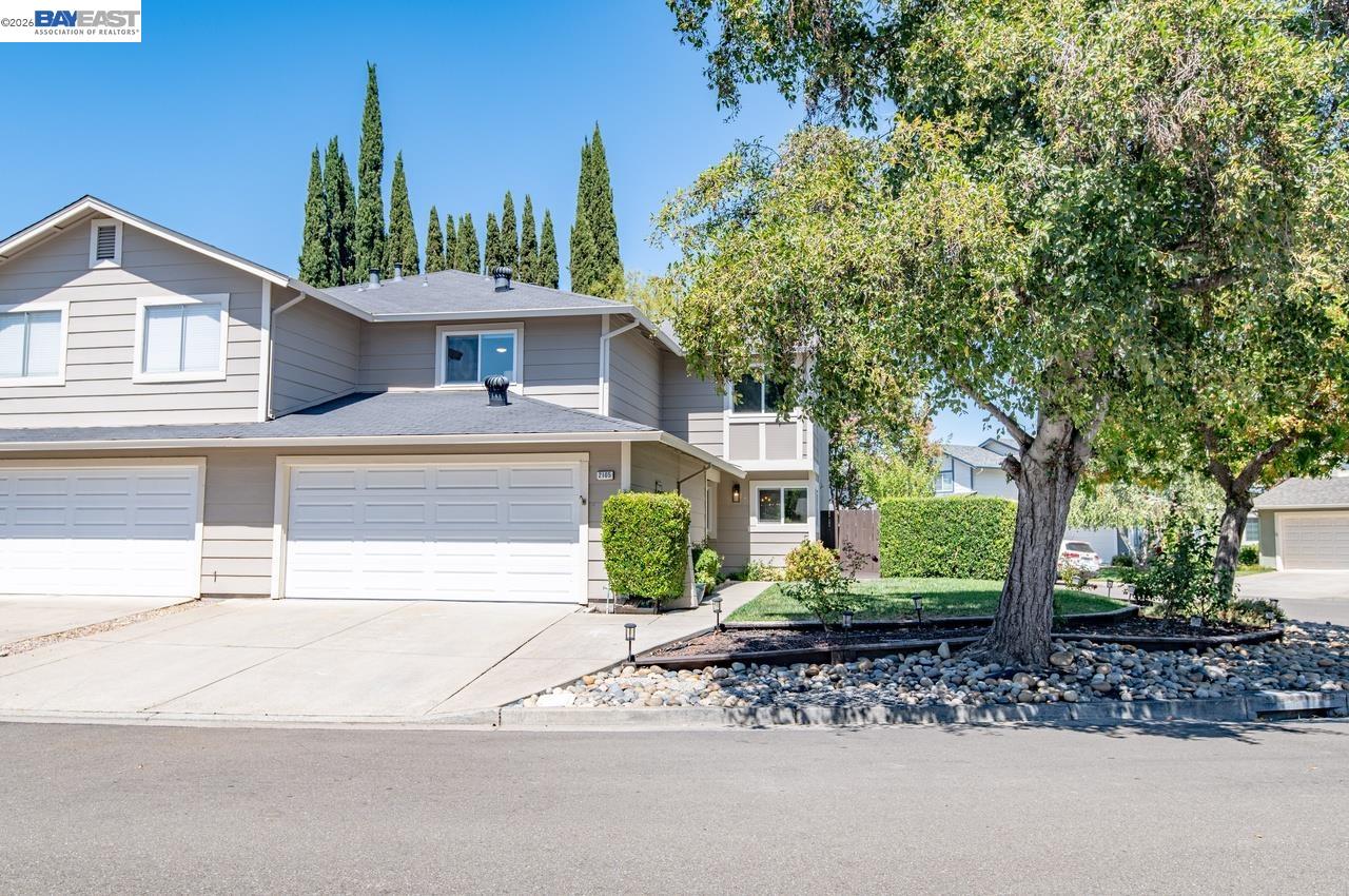 2105 Armstrong Dr — photo