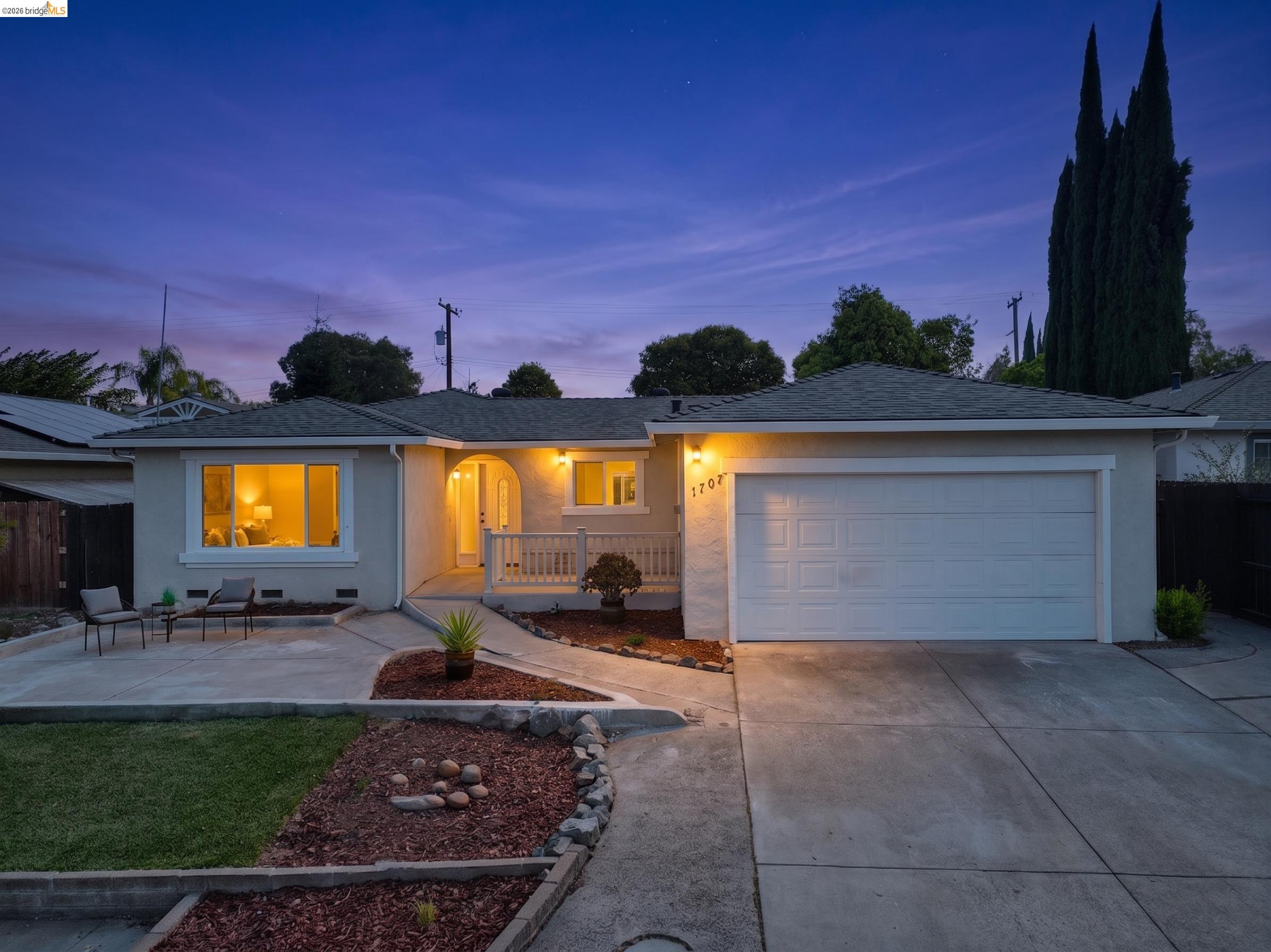 1701 Daisy Way — photo