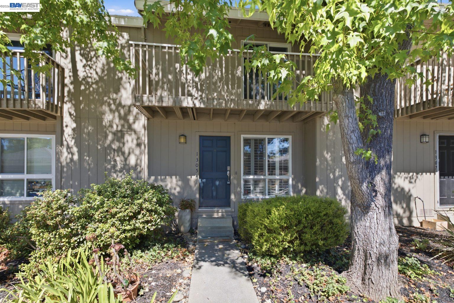 1305 Waterfall Way — photo