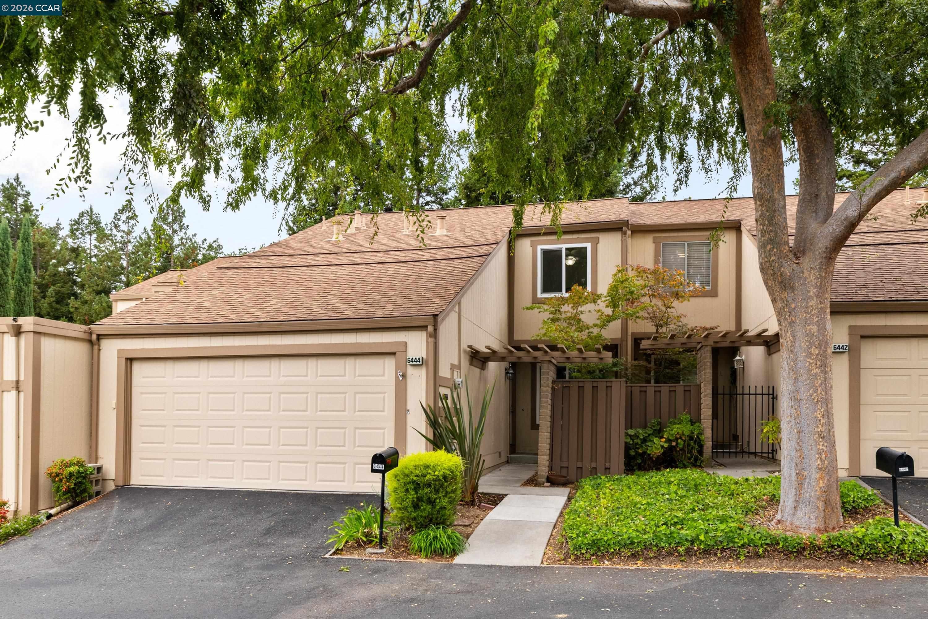6444 Parklane Plz — photo
