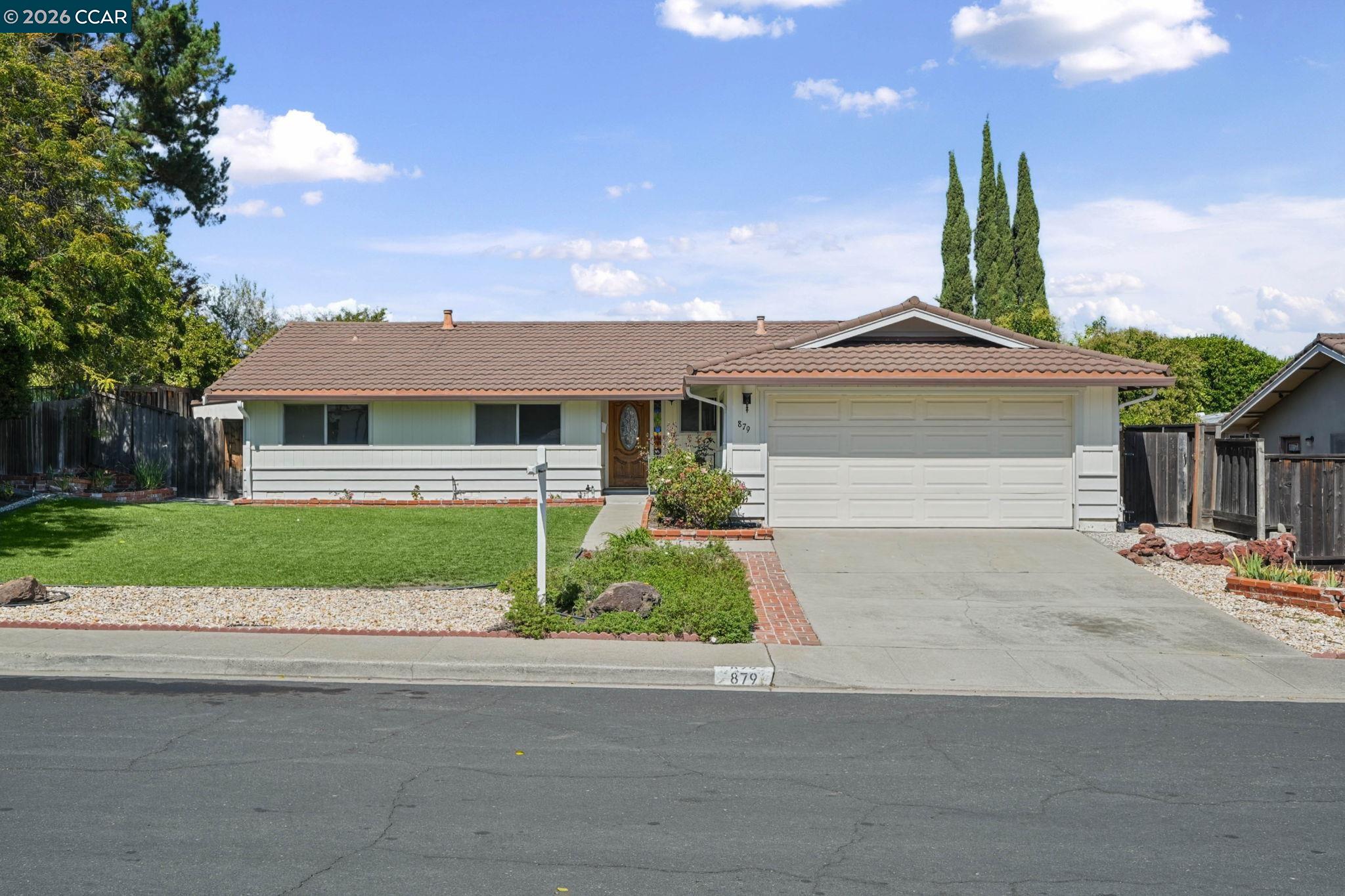 879 Greenway Dr — photo