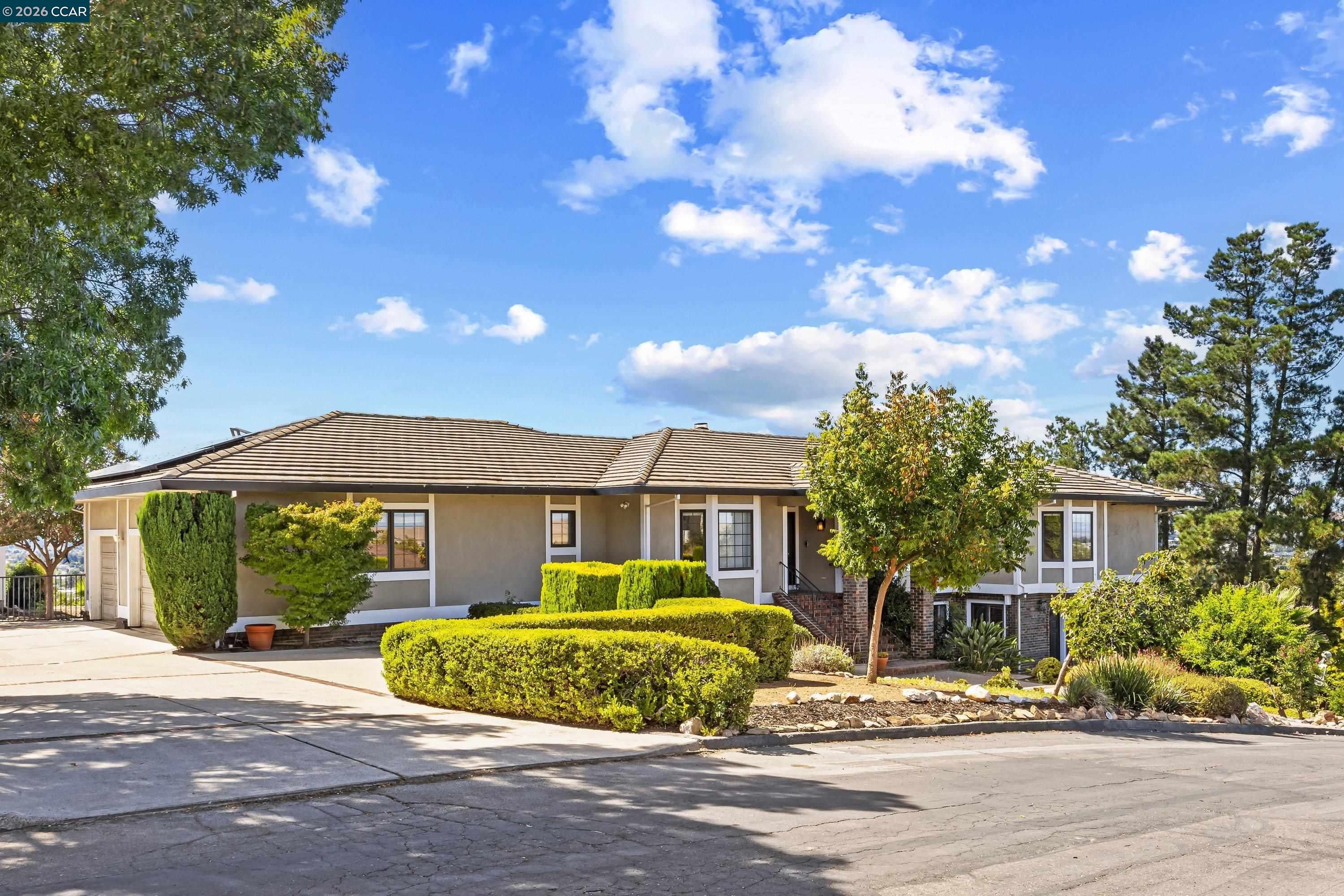 840 Ridge Dr — photo