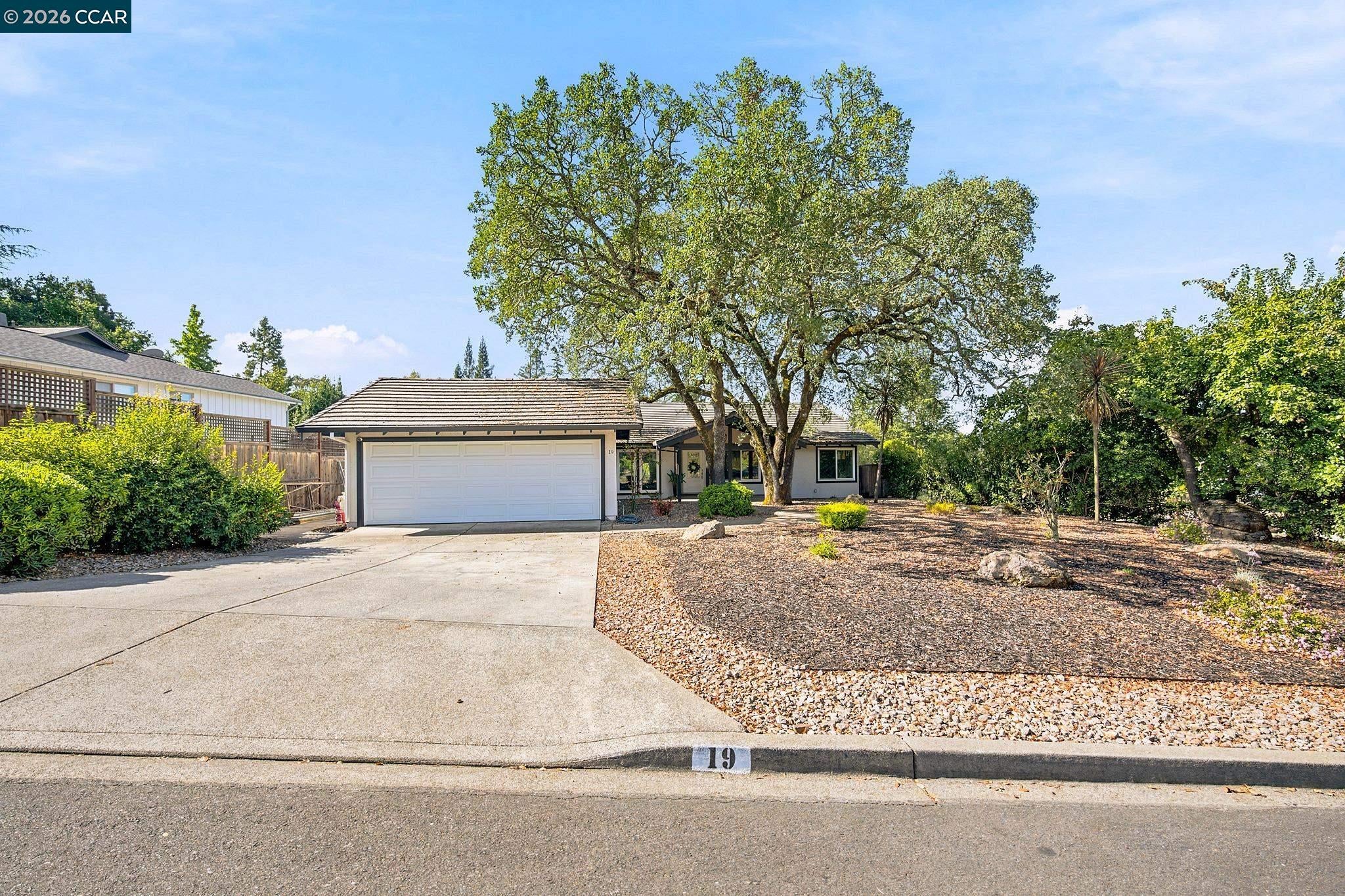 19 Inverness Dr — photo