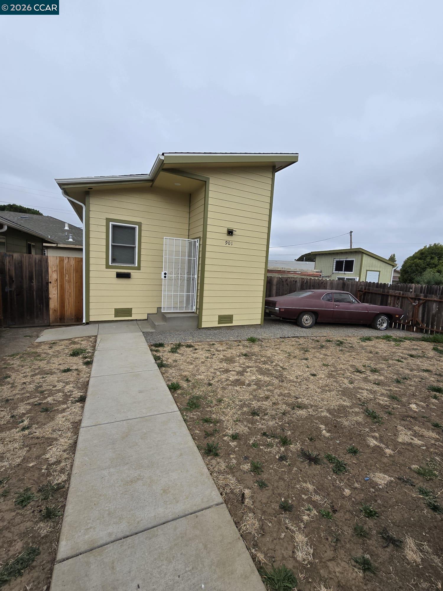 901 Pine St — photo