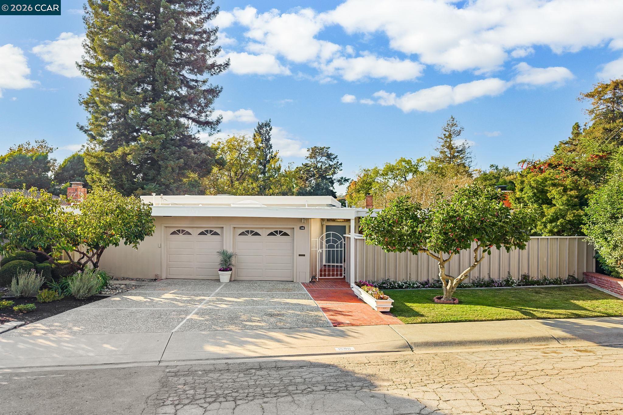 1590 Daniels Dr — photo