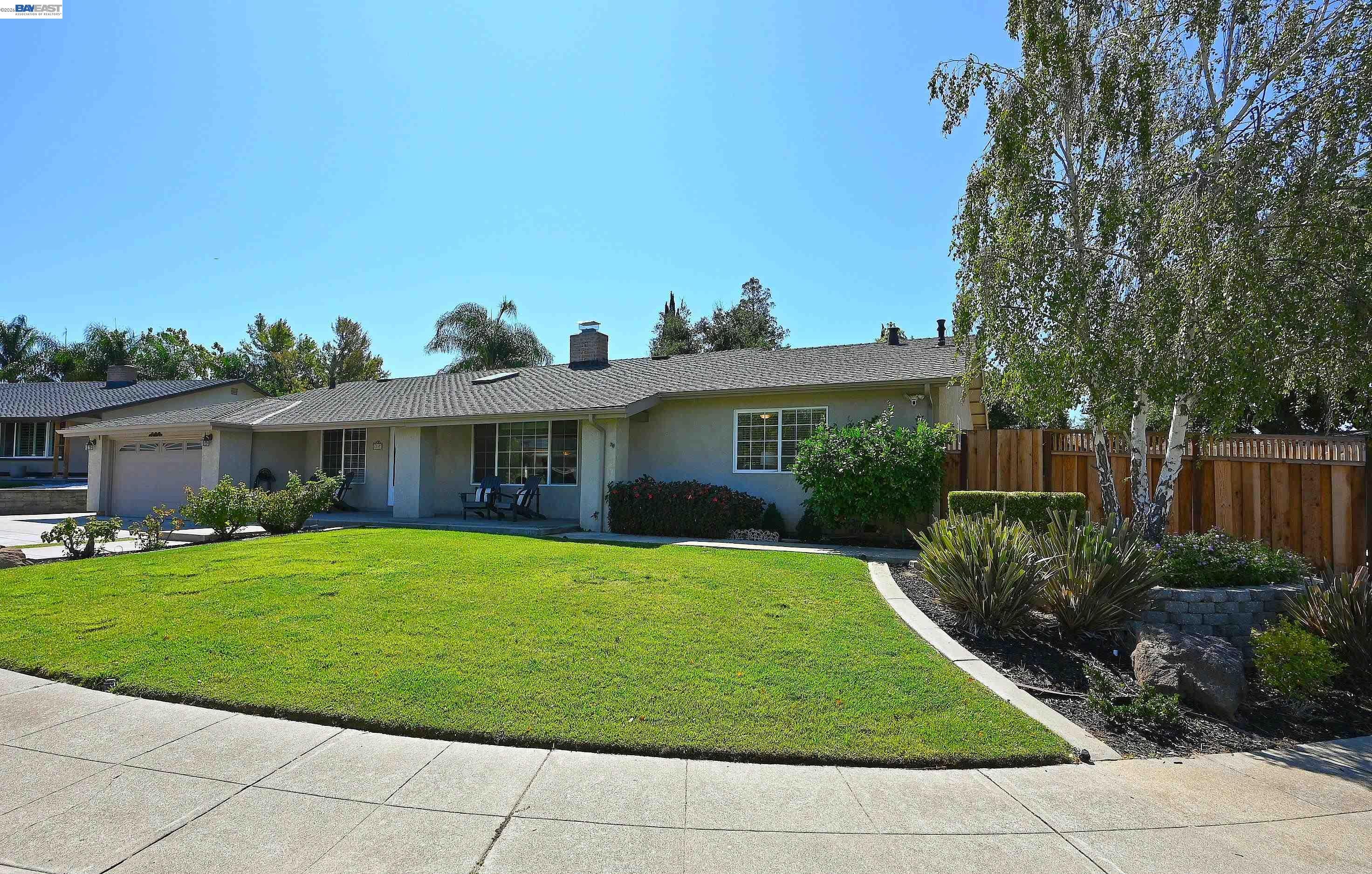 1147 Lomitas Ave — photo