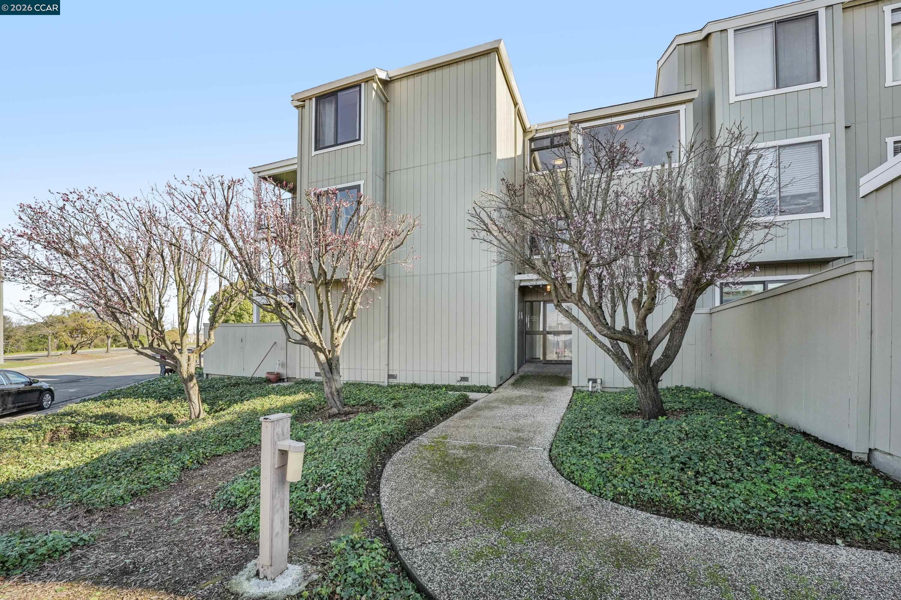 2 Lakeview Ct — photo