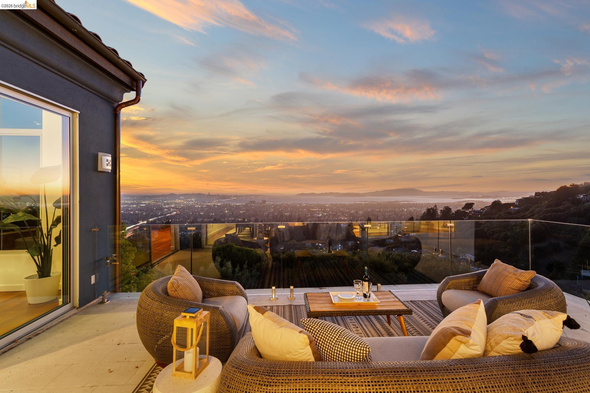 1442 Grand View Dr — photo