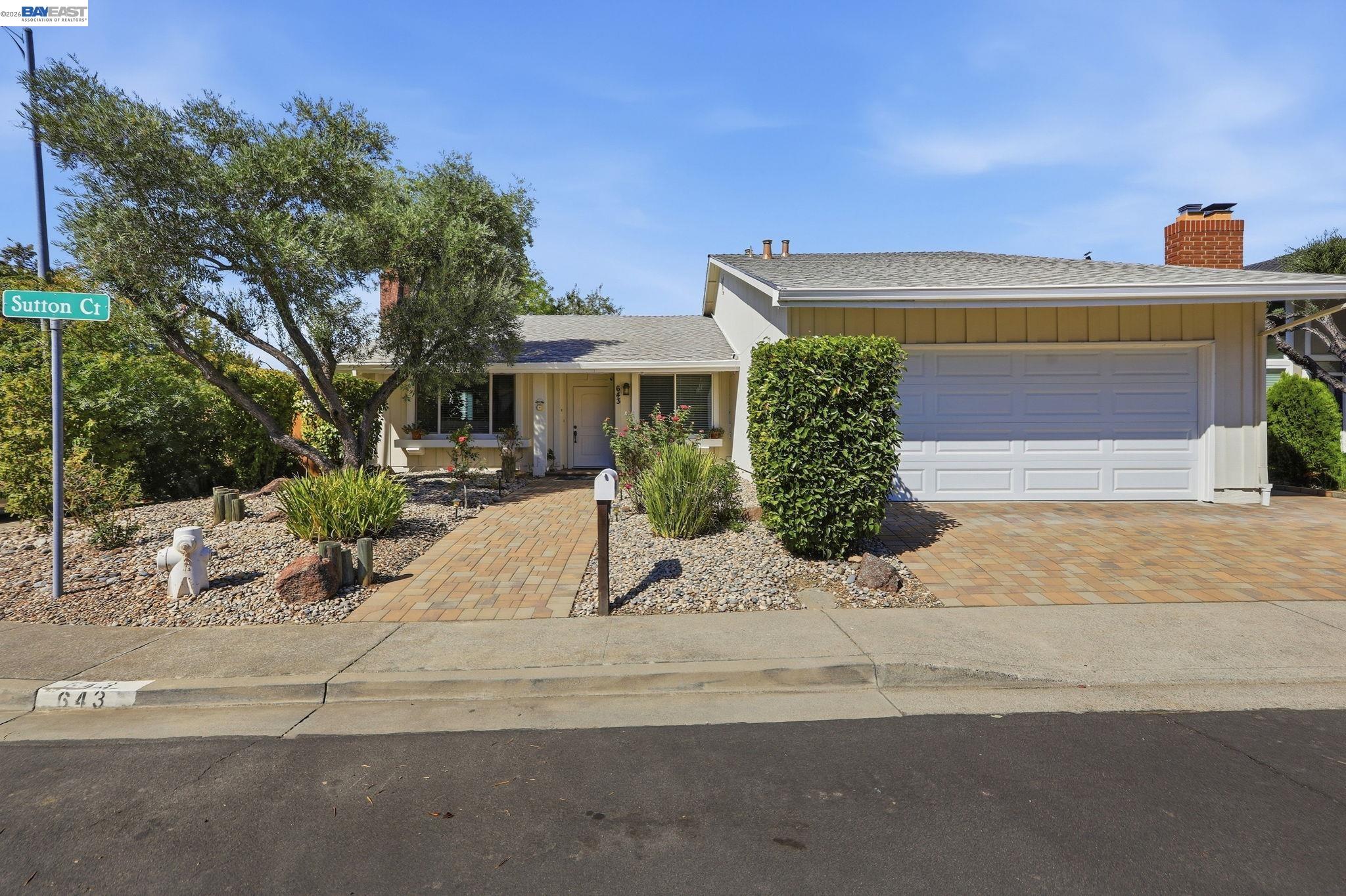 643 Sutton Ct — photo