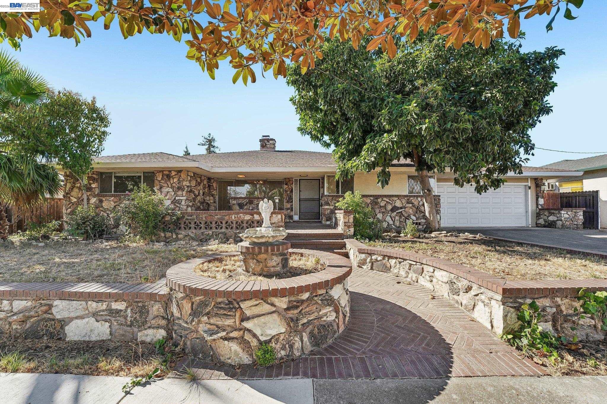 214 Redondo Dr — photo